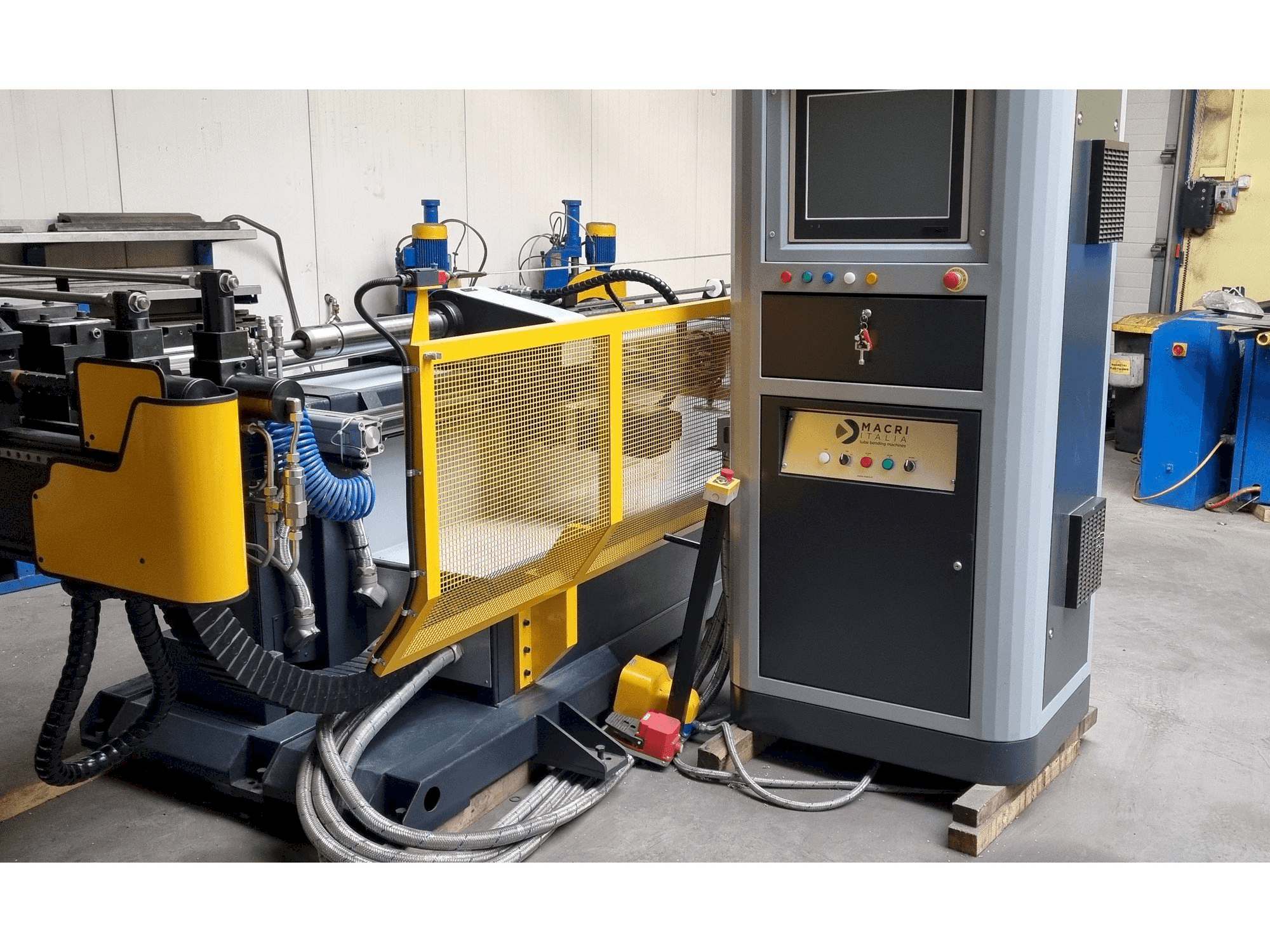 Vista frontal de la máquina MACRI ITALIA PROVAR 6-45 U-D