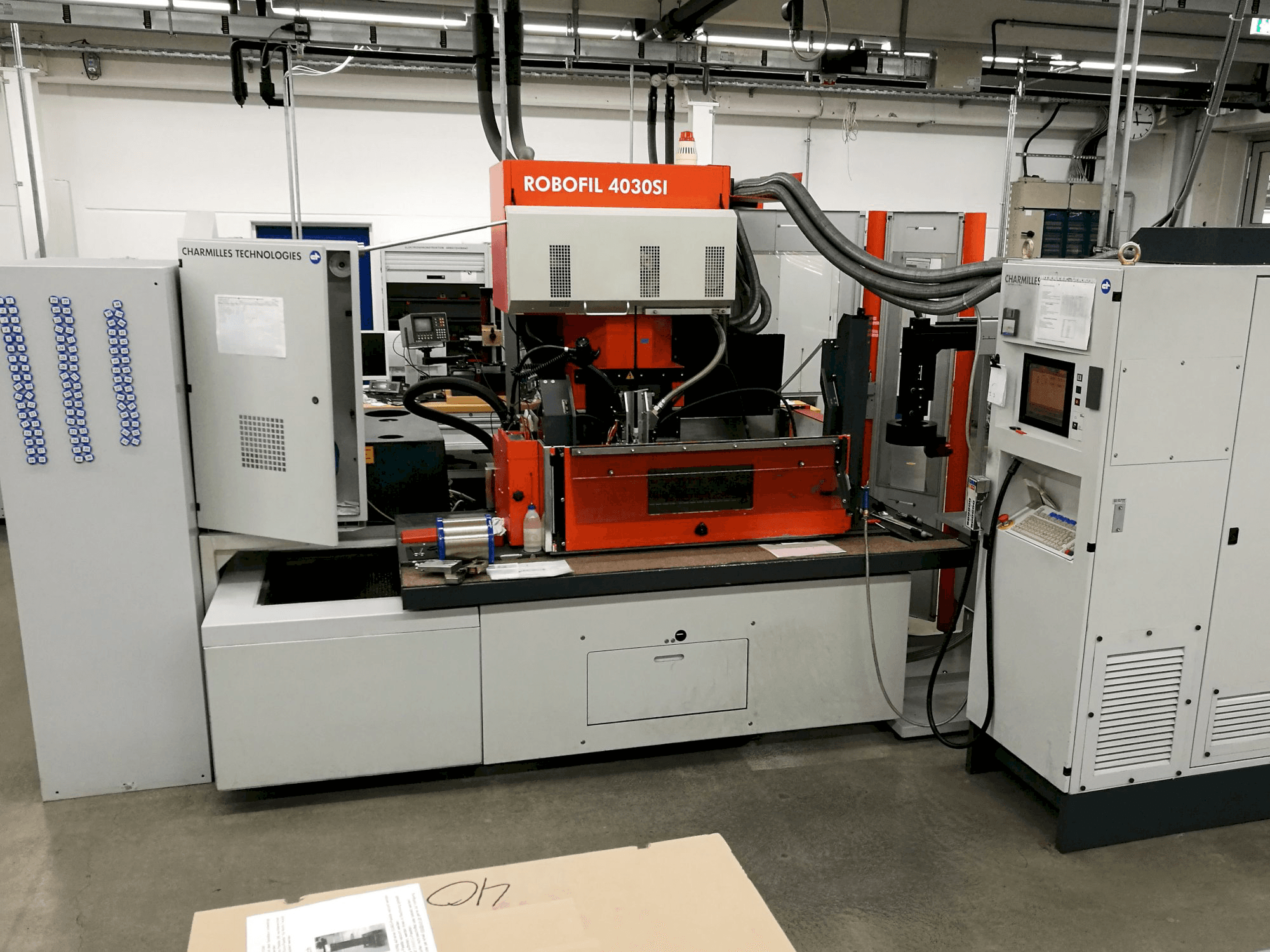 Vista frontal de la máquina CHARMILLES ROBOFIL 4030SI