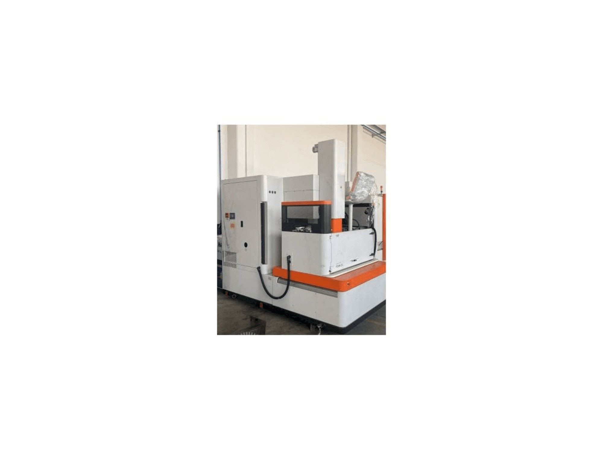 Vista frontal de la máquina AgieCharmilles FORM 30