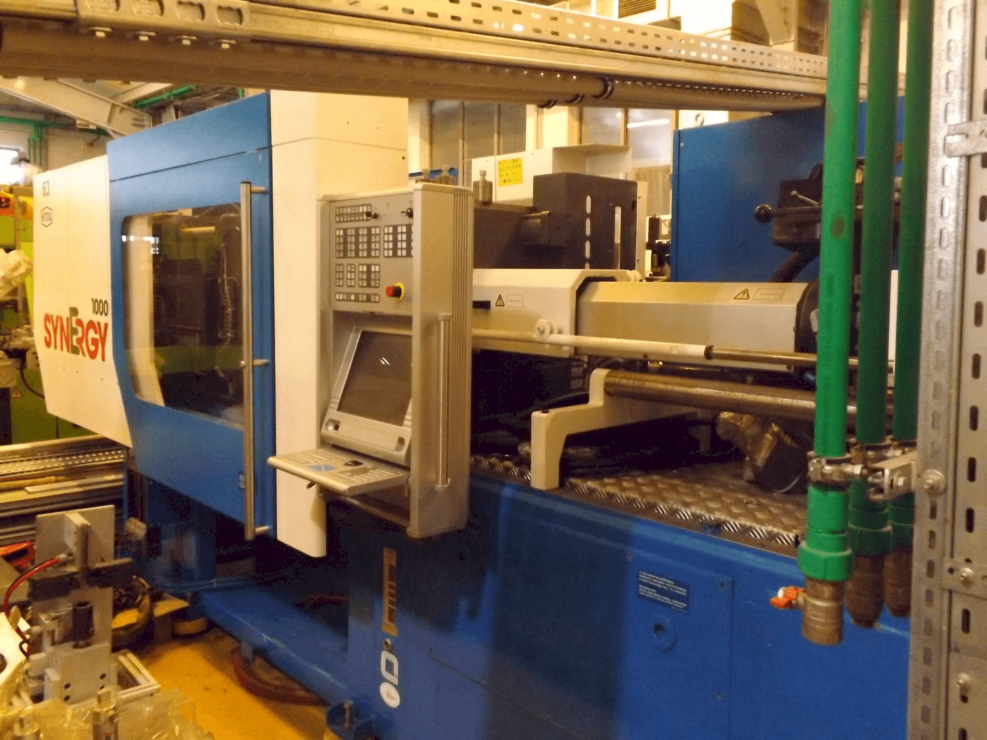 Vista frontal de la máquina Netstal Synergy 1000 230-110