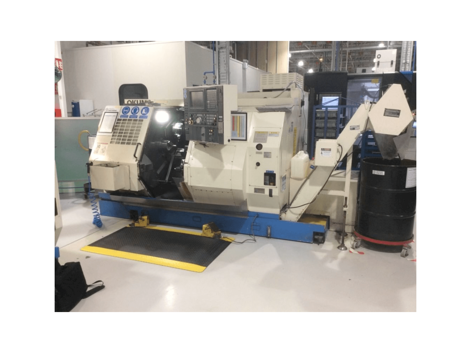 Vista frontal de la máquina Okuma LT 10