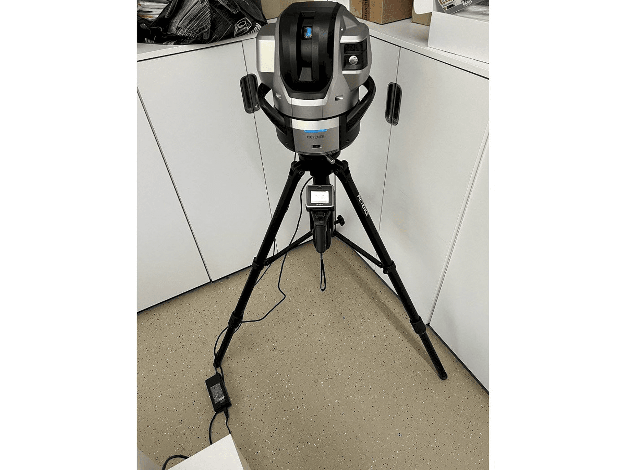 Vista frontal de la máquina KEYENCE WM-C3000