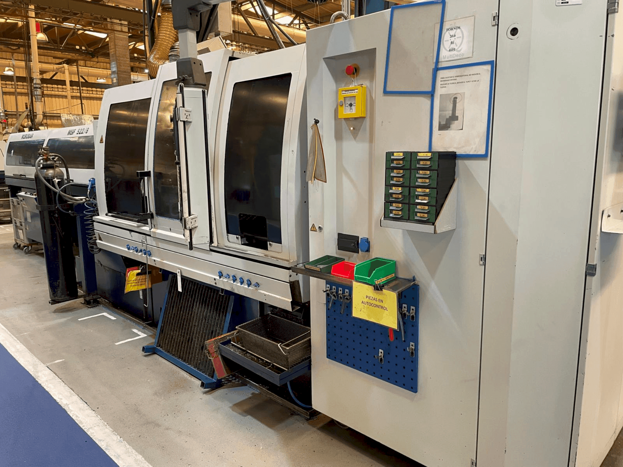 Vista frontal de la máquina TORNOS MultiDeco 20-8b