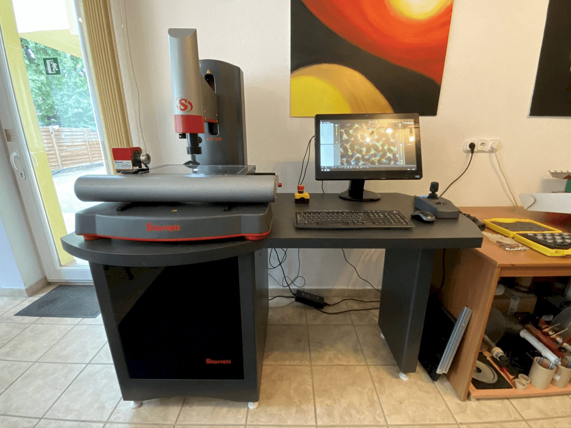 Vista frontal de la máquina Starrett AVR 300