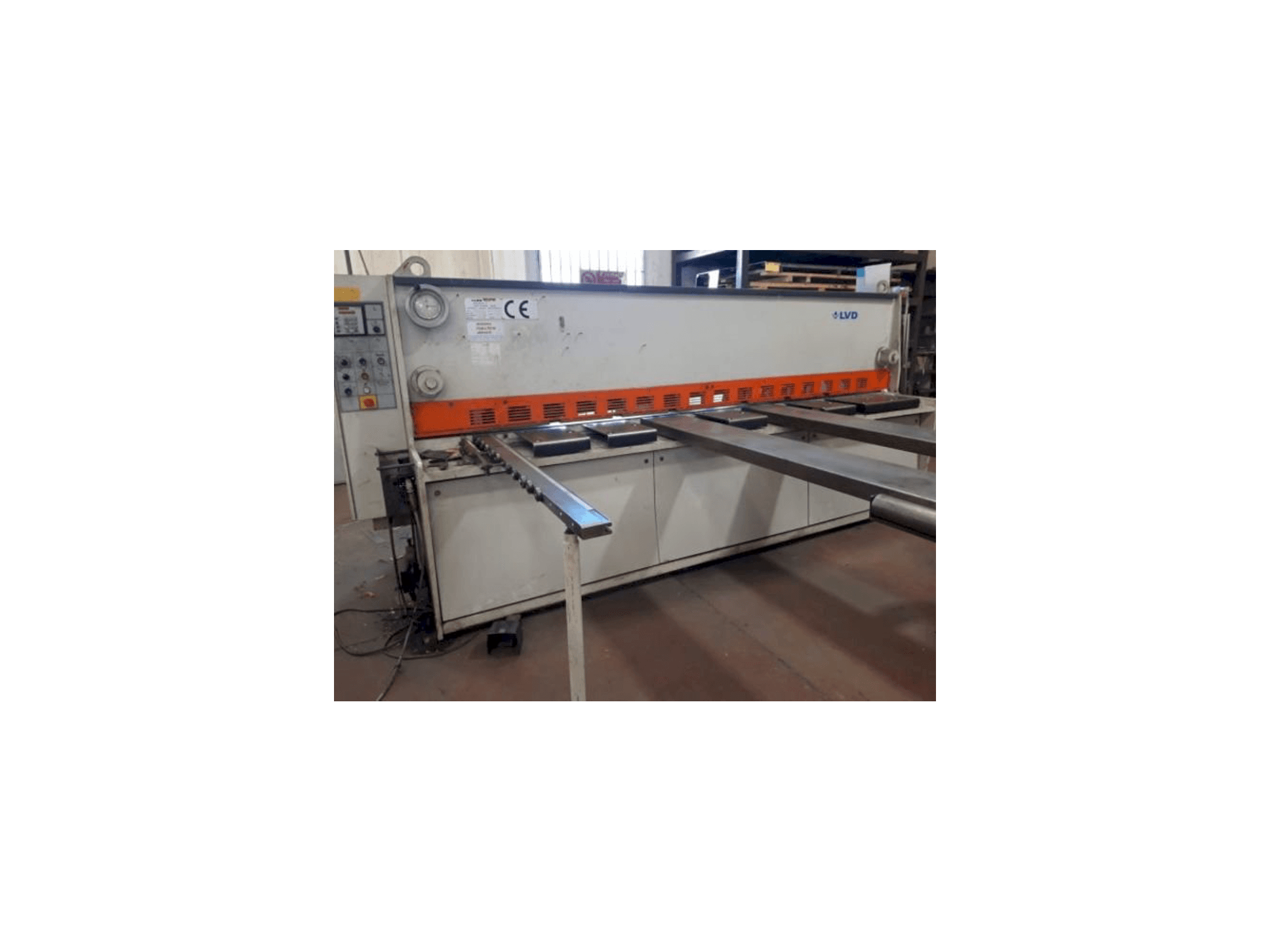 Vista frontal de la máquina LVD LDR 3000mm x 6mm