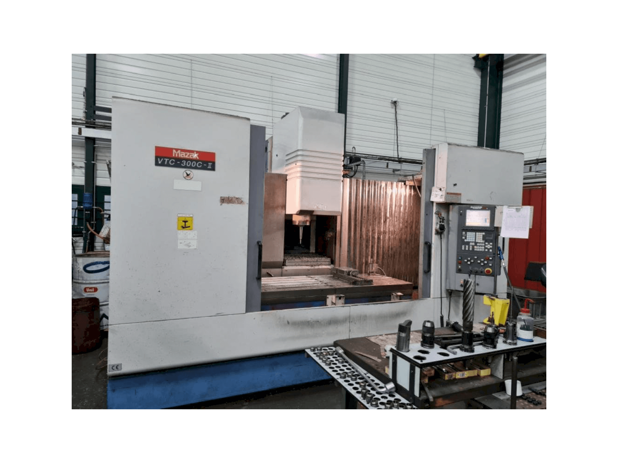 Vista frontal de la máquina Mazak VTC 300C