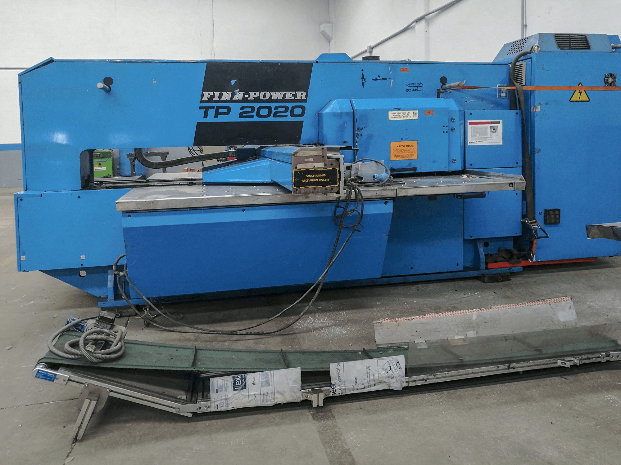 Vista frontal de la máquina Finn-Power TP 2020