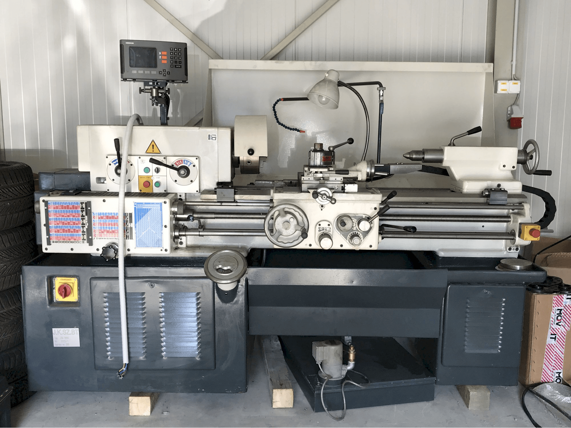 Vista frontal de la máquina TOS JSV-18RA