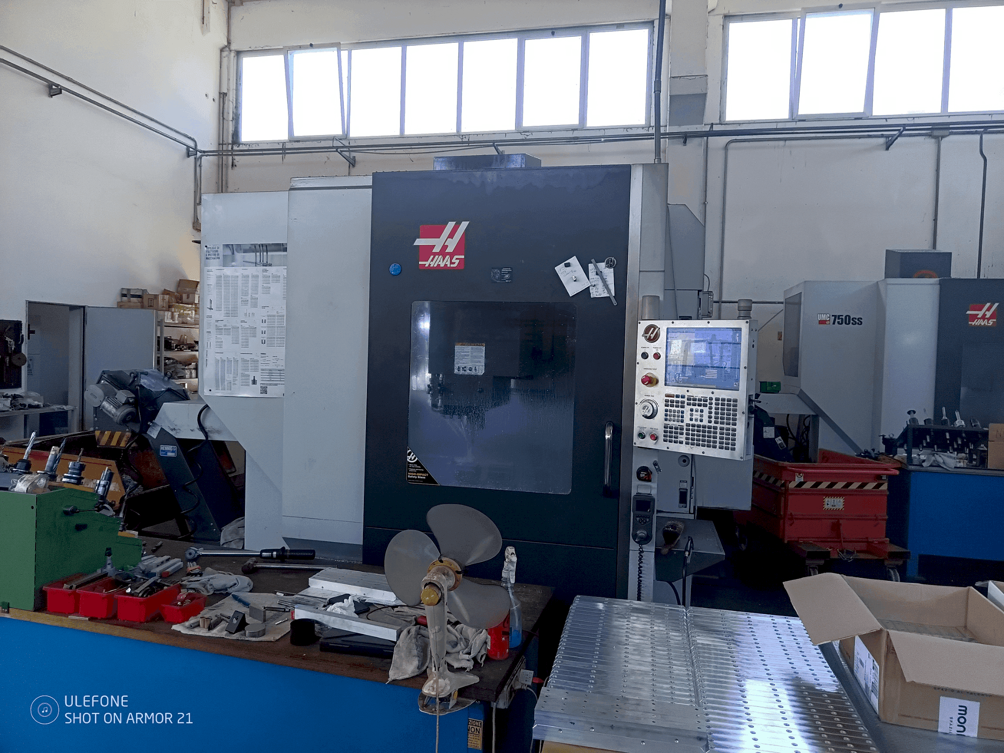 Vista frontal de la máquina HAAS UMC 750SS