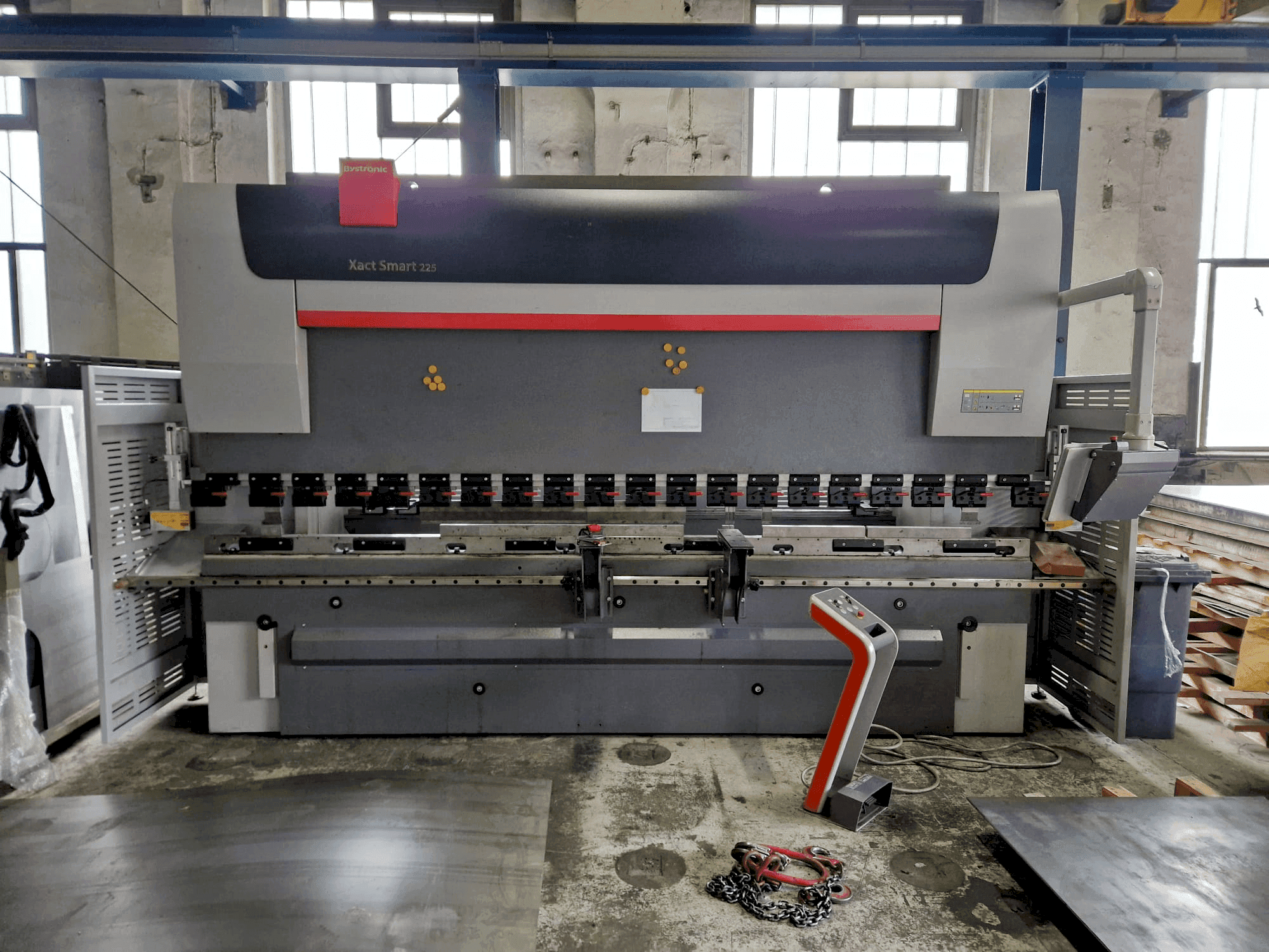 Vista frontal de la máquina Bystronic Xact Smart 225/4100