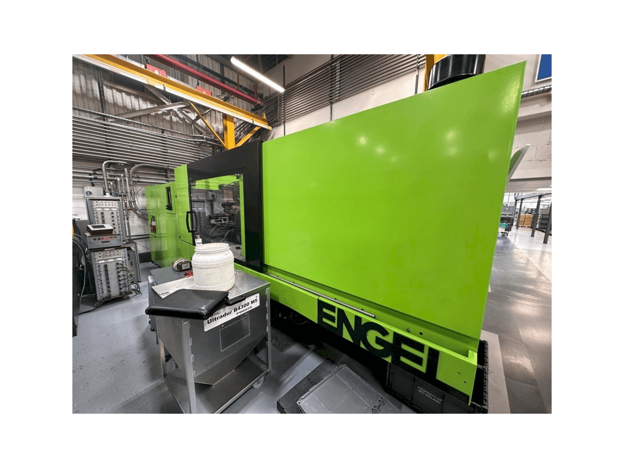 Front view of Engel Victory 650/180 Tech machine