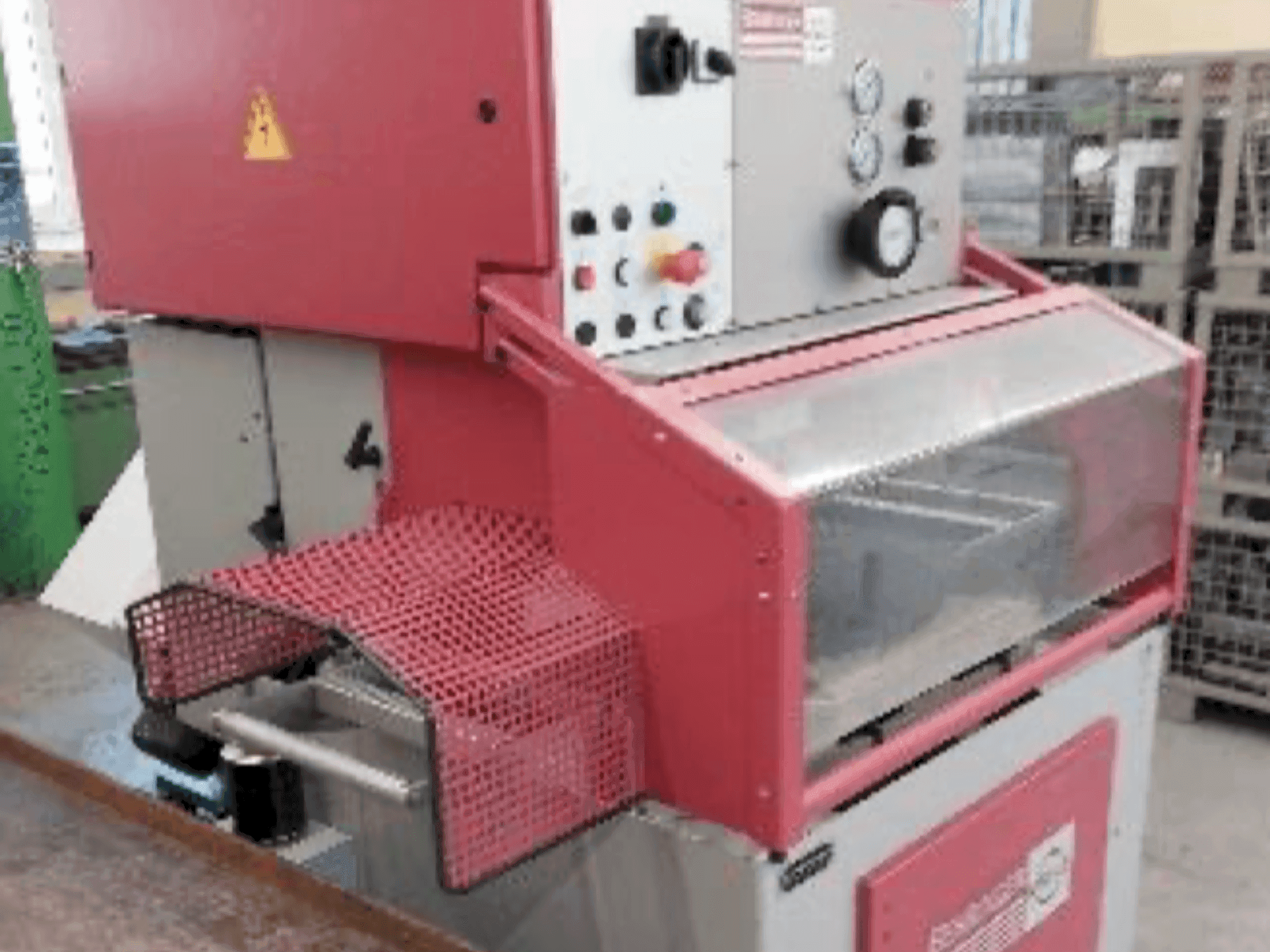 Vista frontal de la máquina Behringer EISELE PSU 450 H