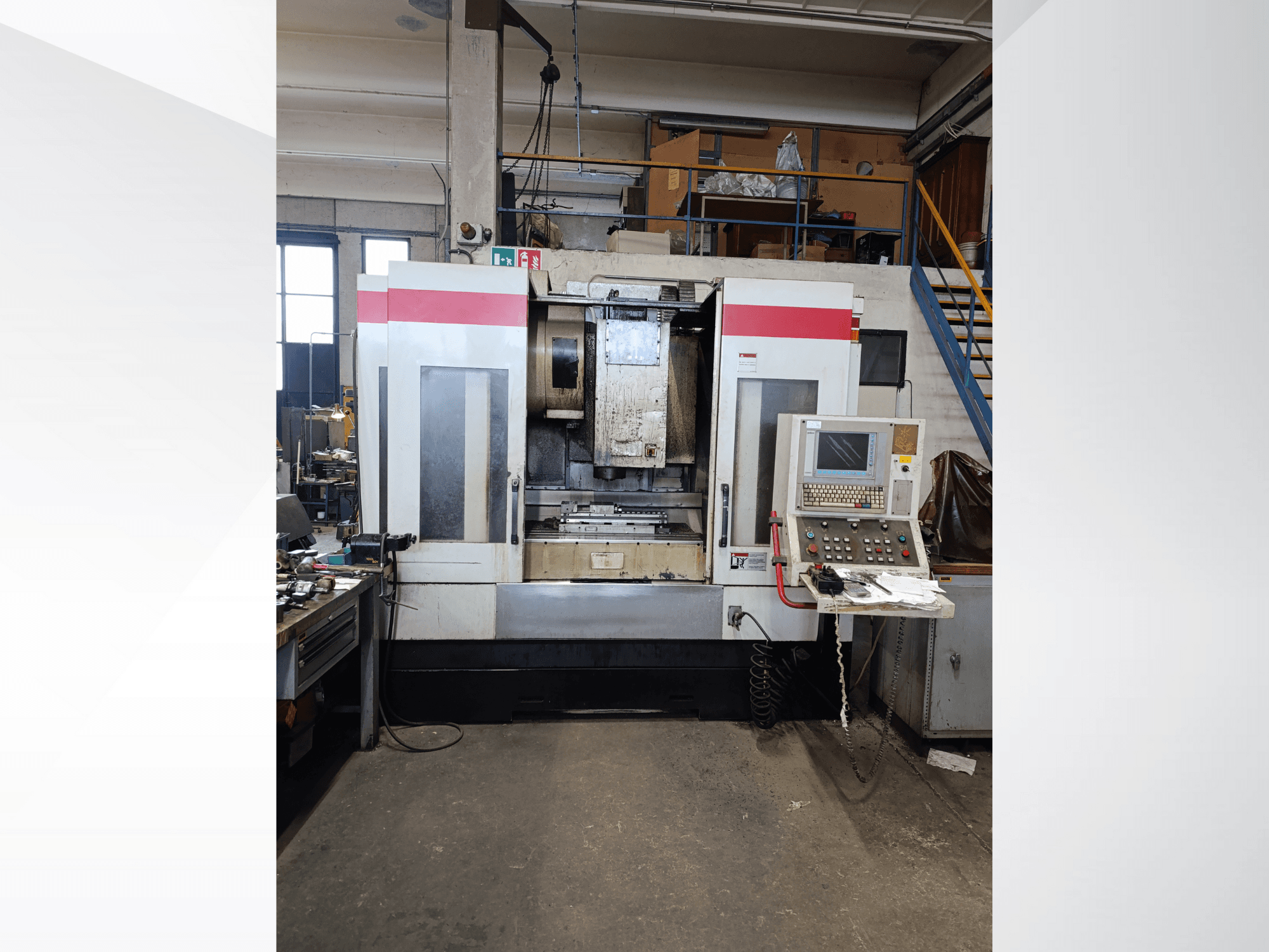 Máquina CNC con panel de control e interfaz operativa, vista frontal. La marca y el modelo no son visibles; los detalles incluyen los botones de funcionamiento y la pantalla.