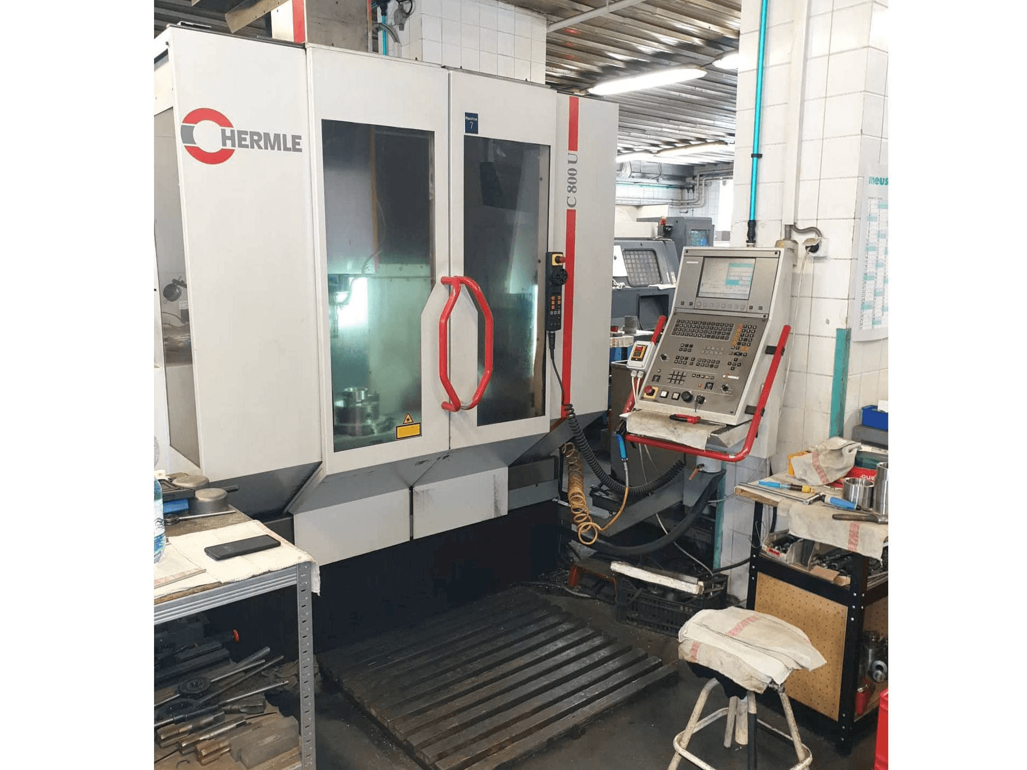 Vista frontal de la máquina HERMLE C800 U