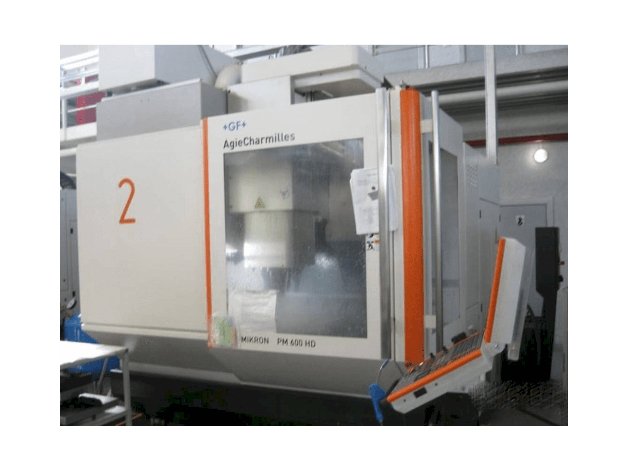 Vista frontal de la máquina AgieCharmilles Mikron HPM 600 HD