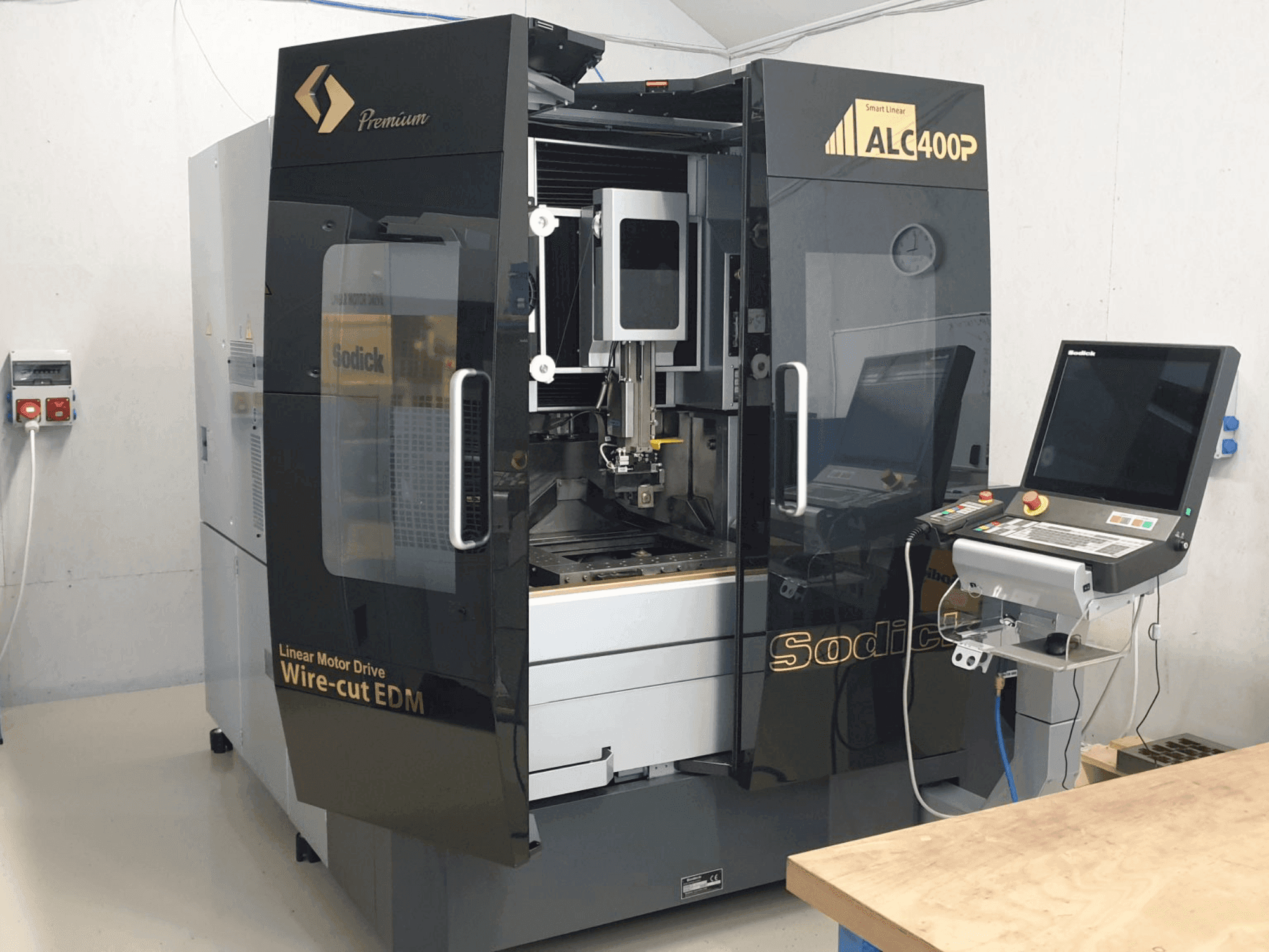 Vista frontal de la máquina Sodick SODICK ALC400P