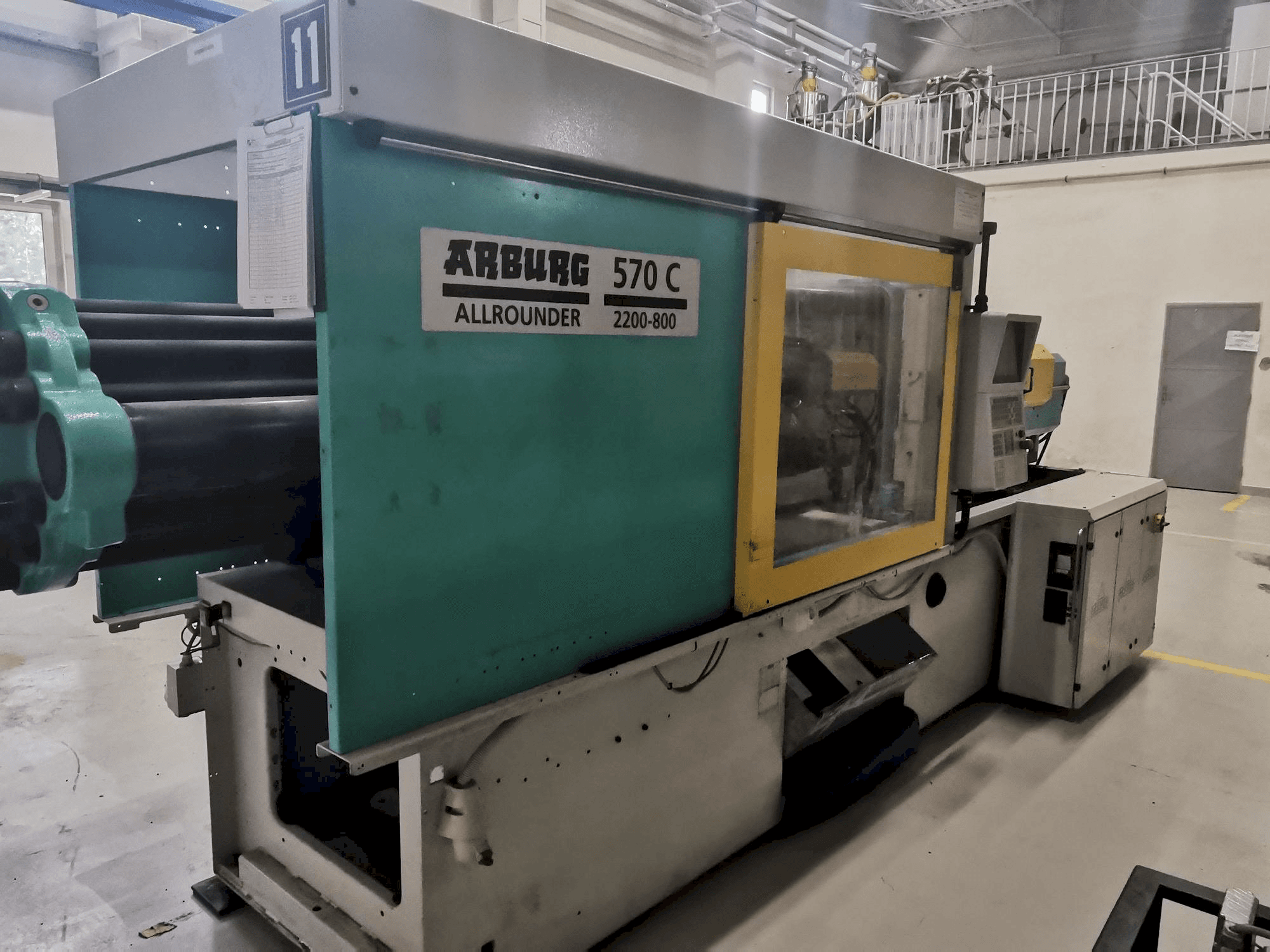 Vista frontal de la máquina Arburg 570C 2200 - 800