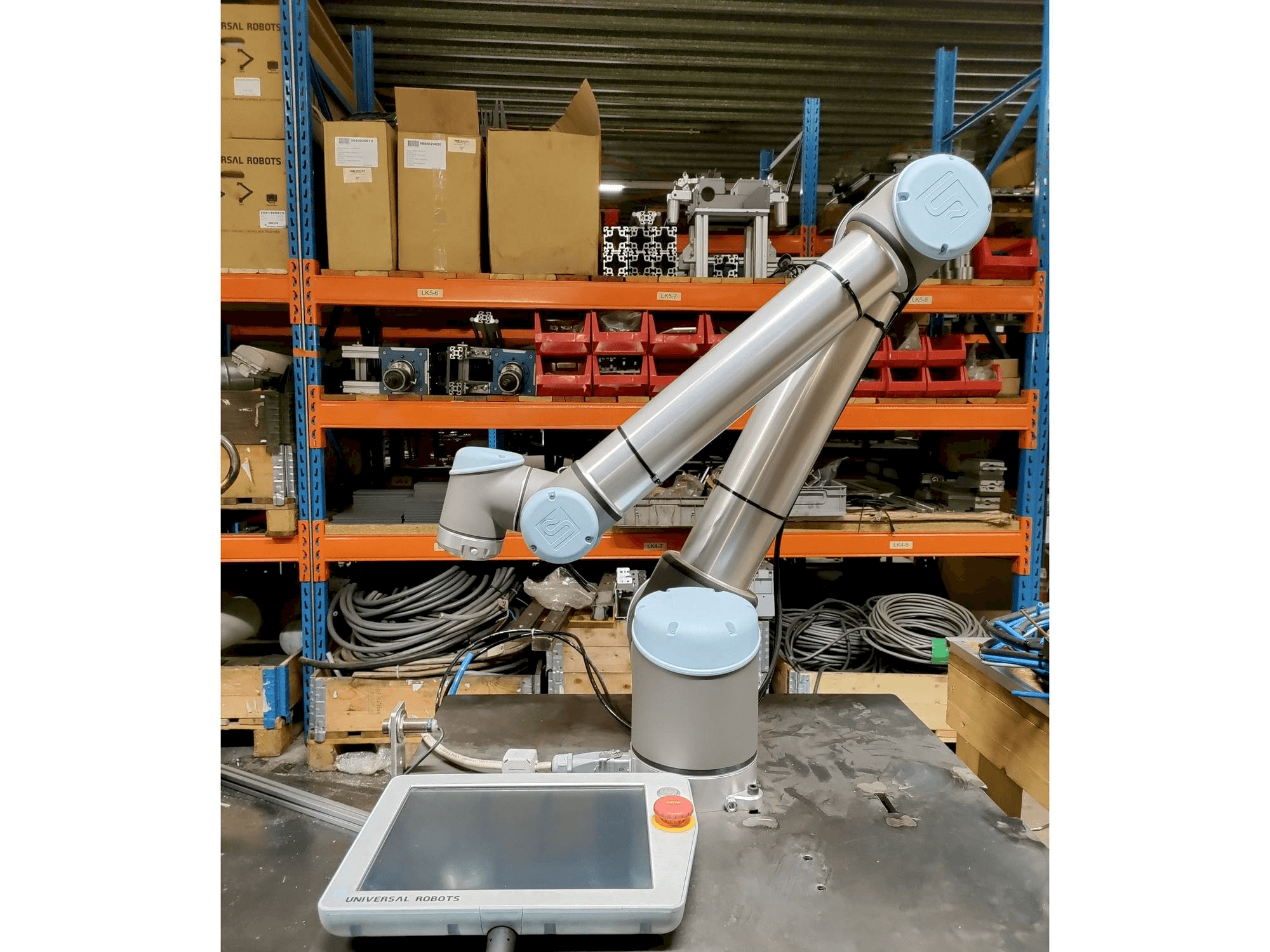 Vista frontal de la máquina Universal Robots UR10