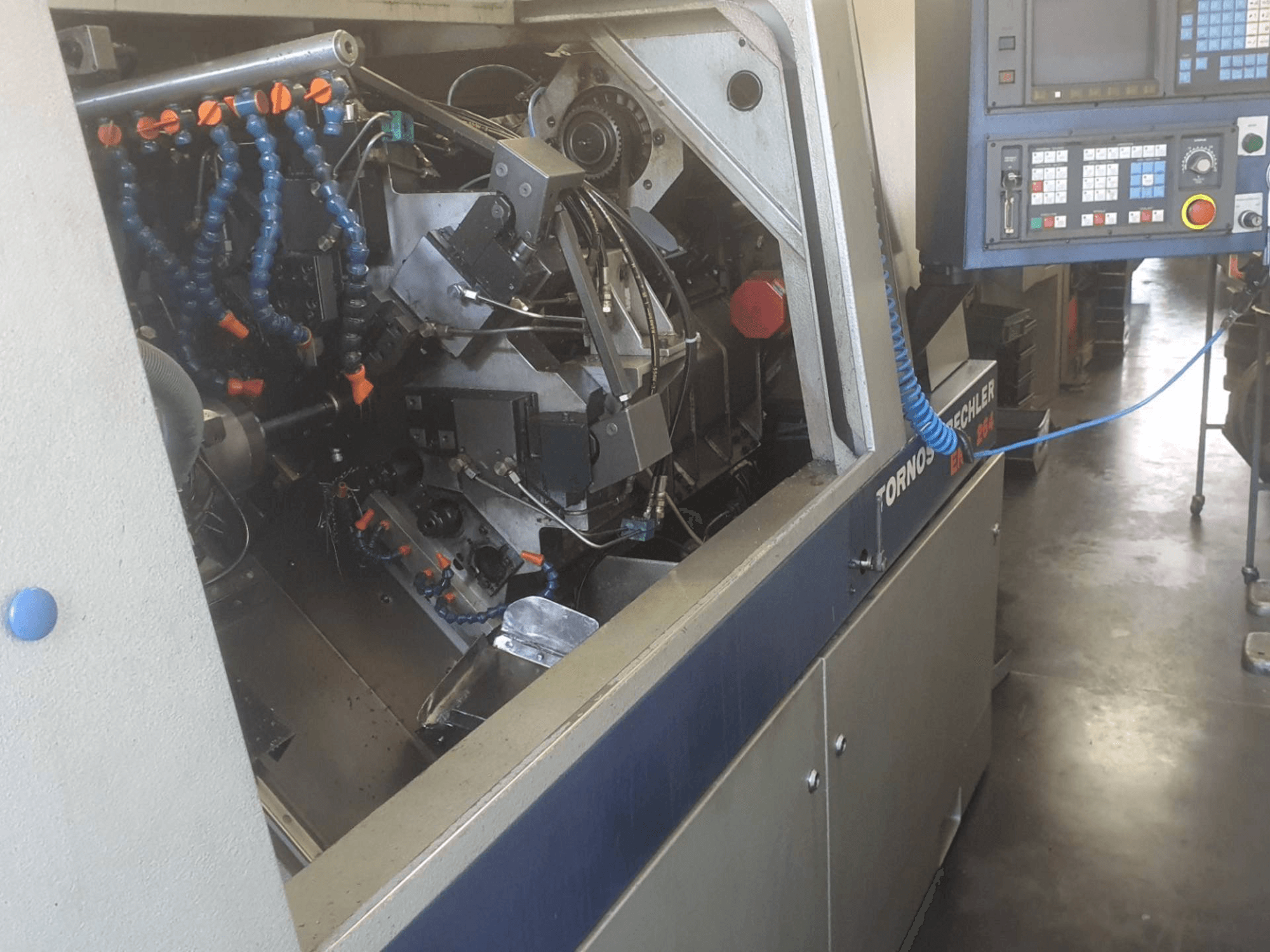 Vista frontal de la máquina Tornos-Bechler ENC 264