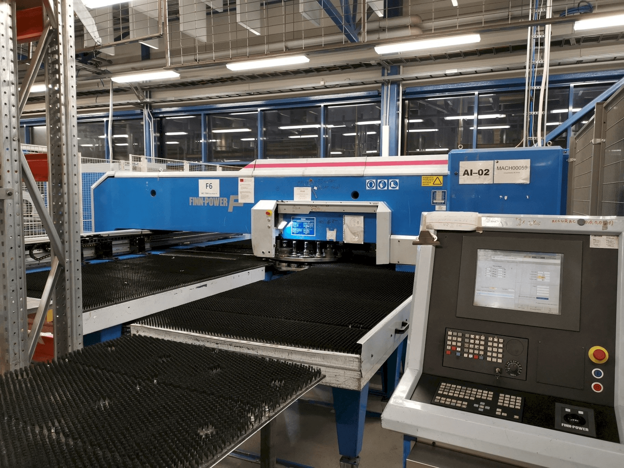 Vista frontal de la máquina Finn-Power F6SU