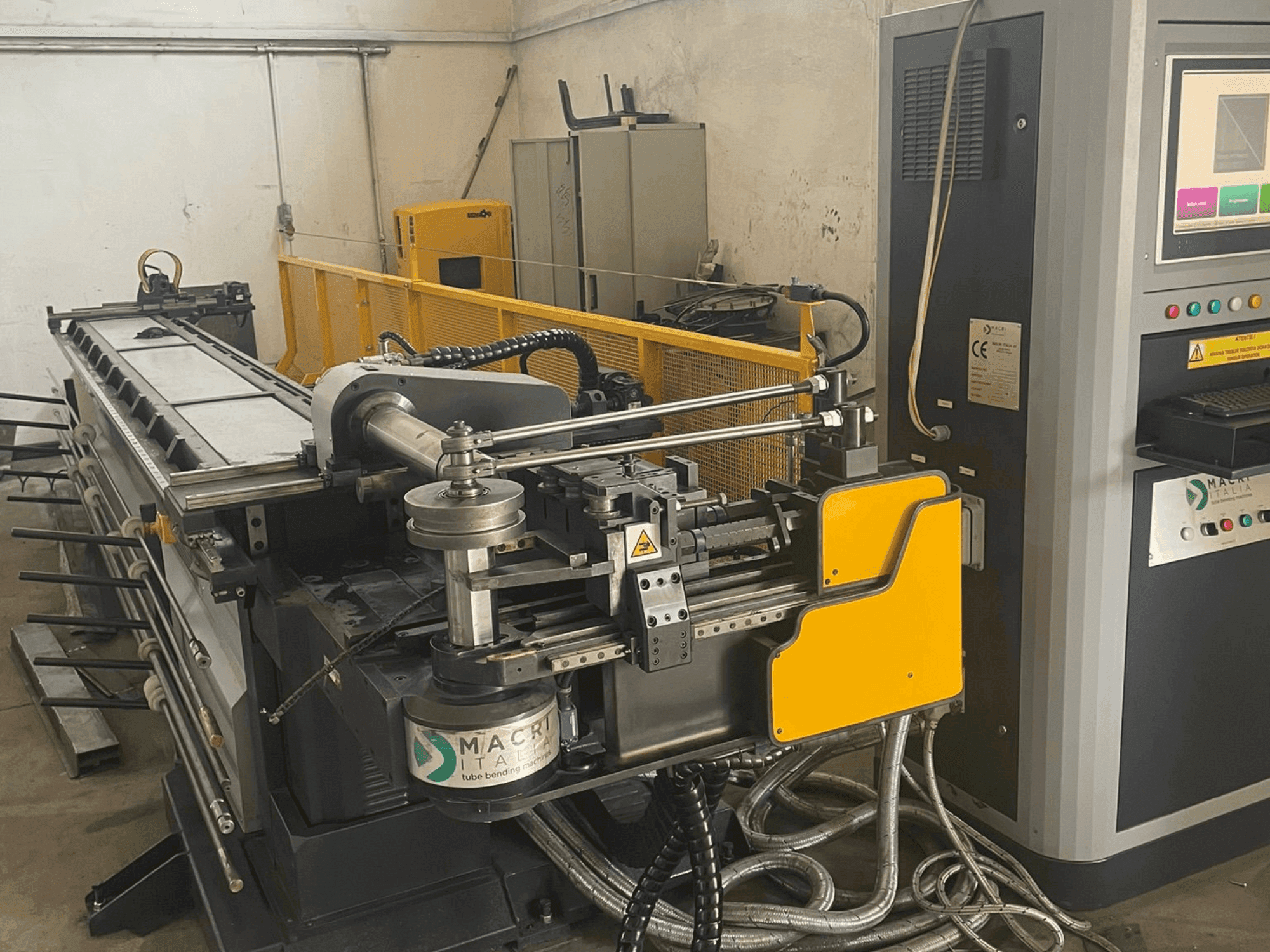 Vista frontal de la máquina MACRI PROVAR 6-45 U-D