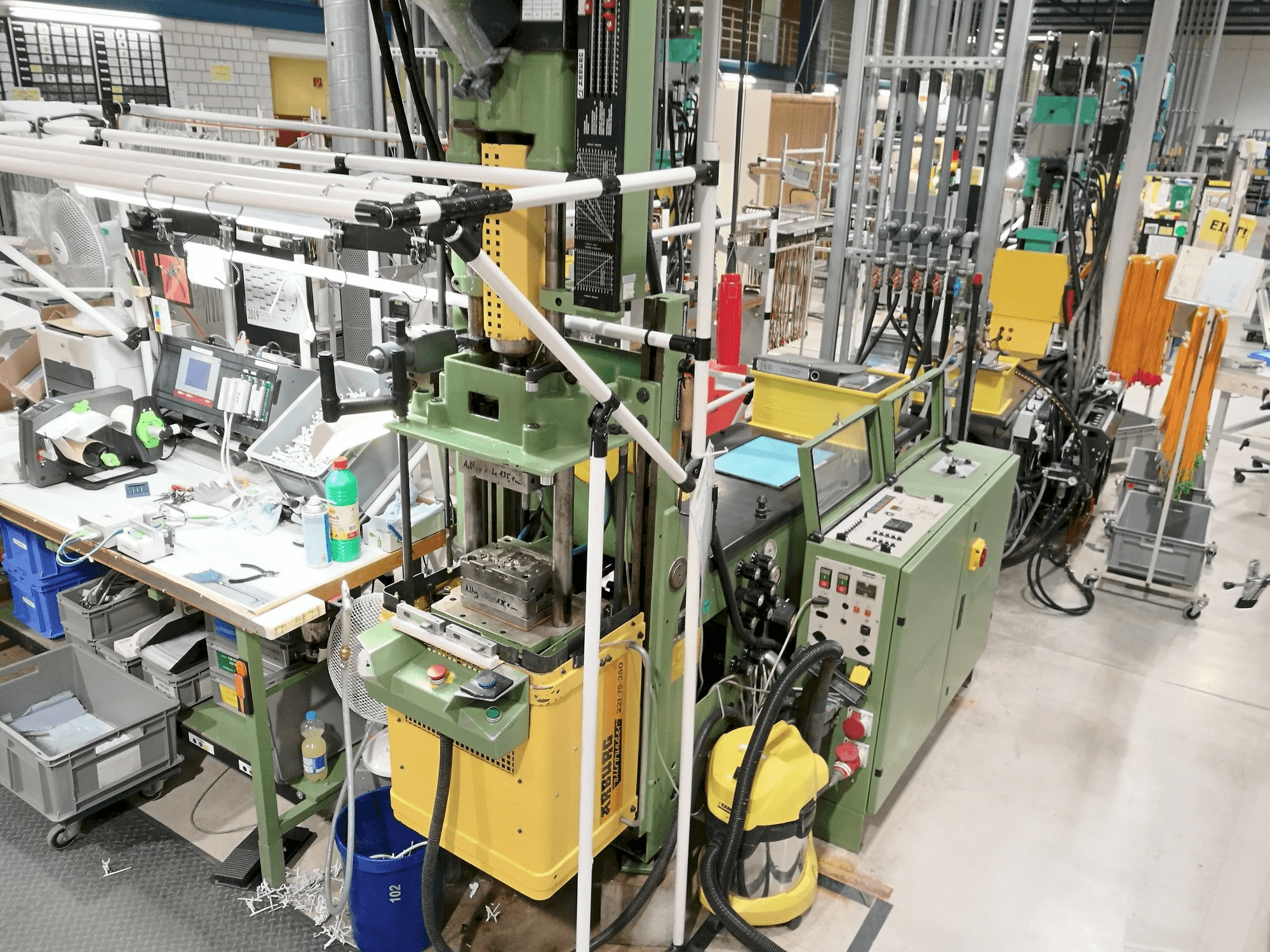 Vista frontal de la máquina Arburg 221-75-350