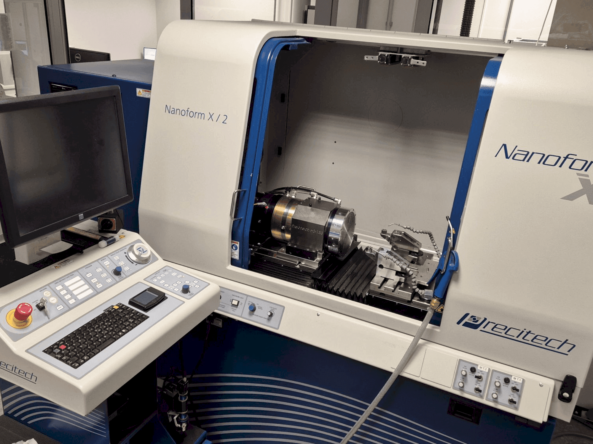 Vista frontal de la máquina PRECITECH Nanoform X