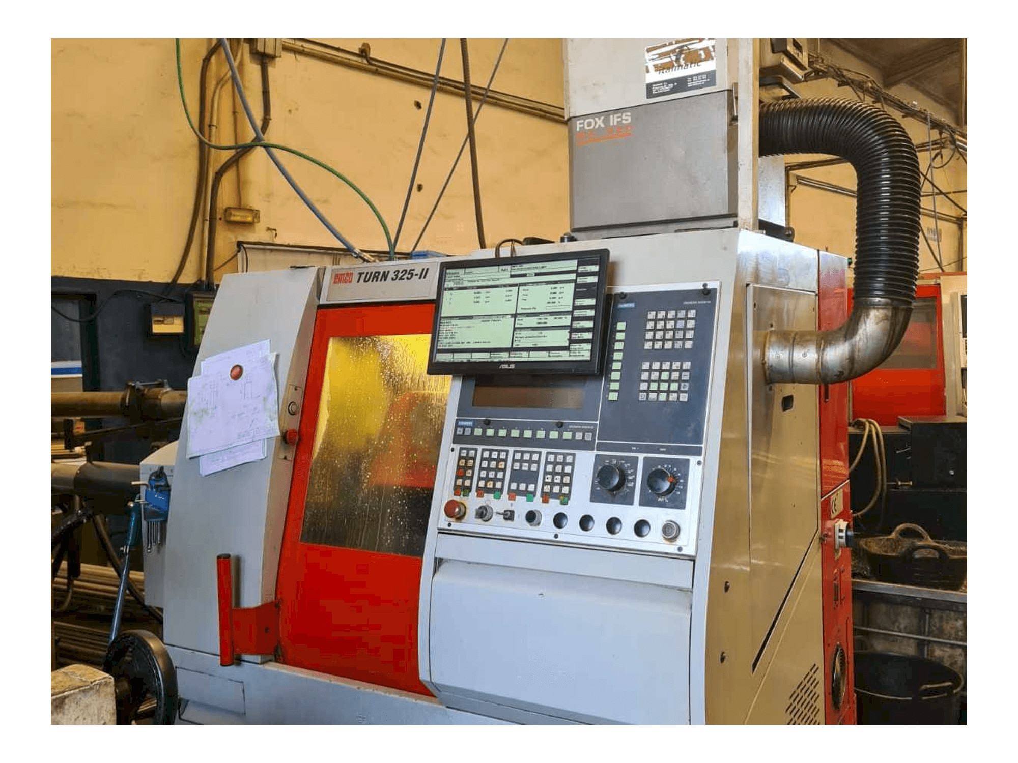 Vista frontal de la máquina EMCO Turn 325-II