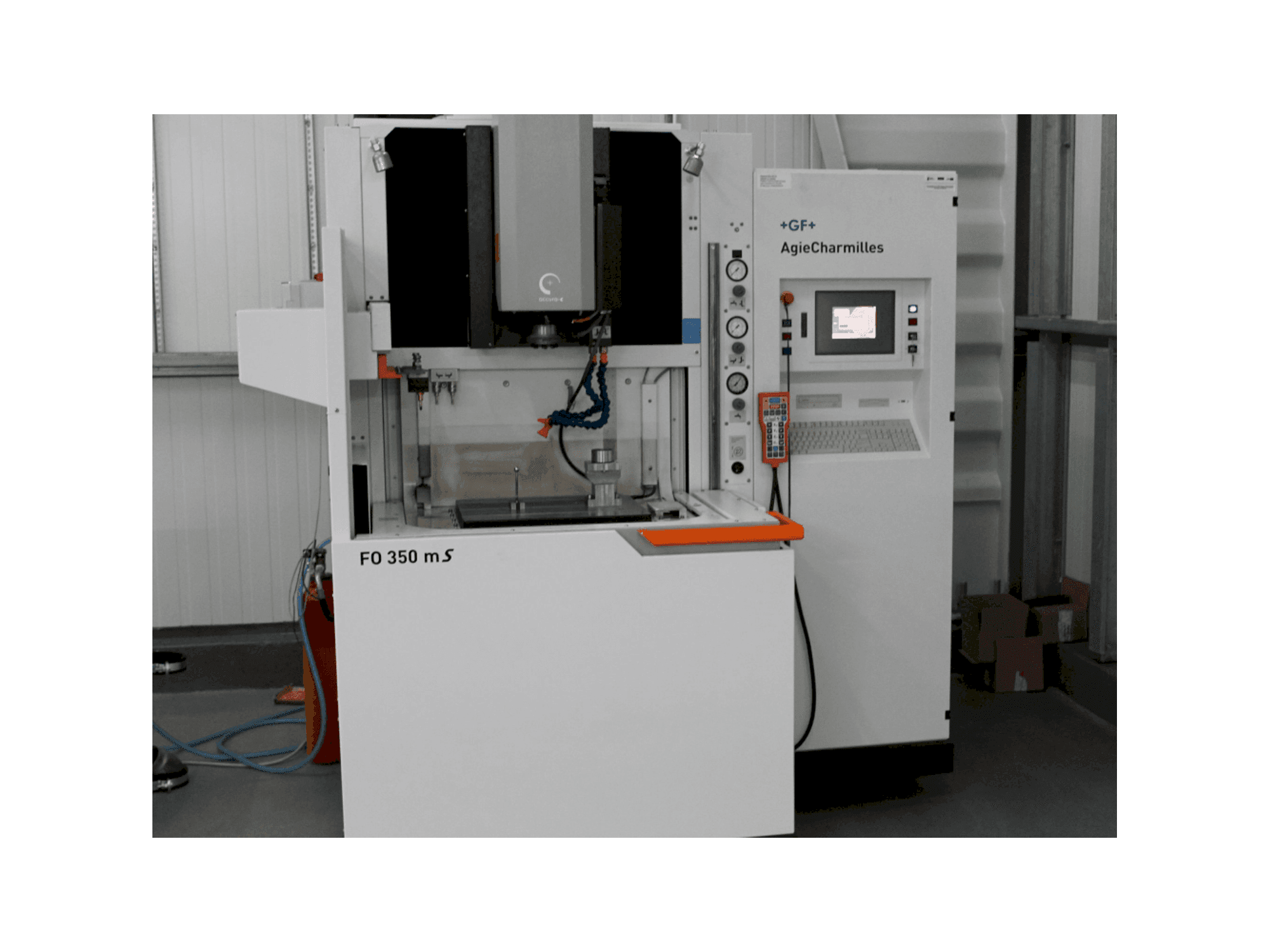Vista frontal de la máquina AgieCharmilles FO350MS