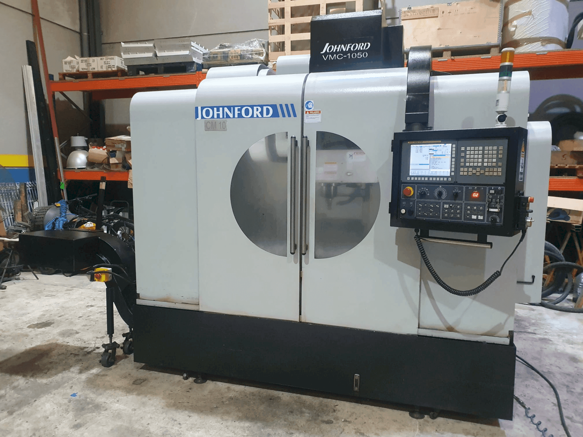 Vista frontal de la máquina Johnford VMC-1050