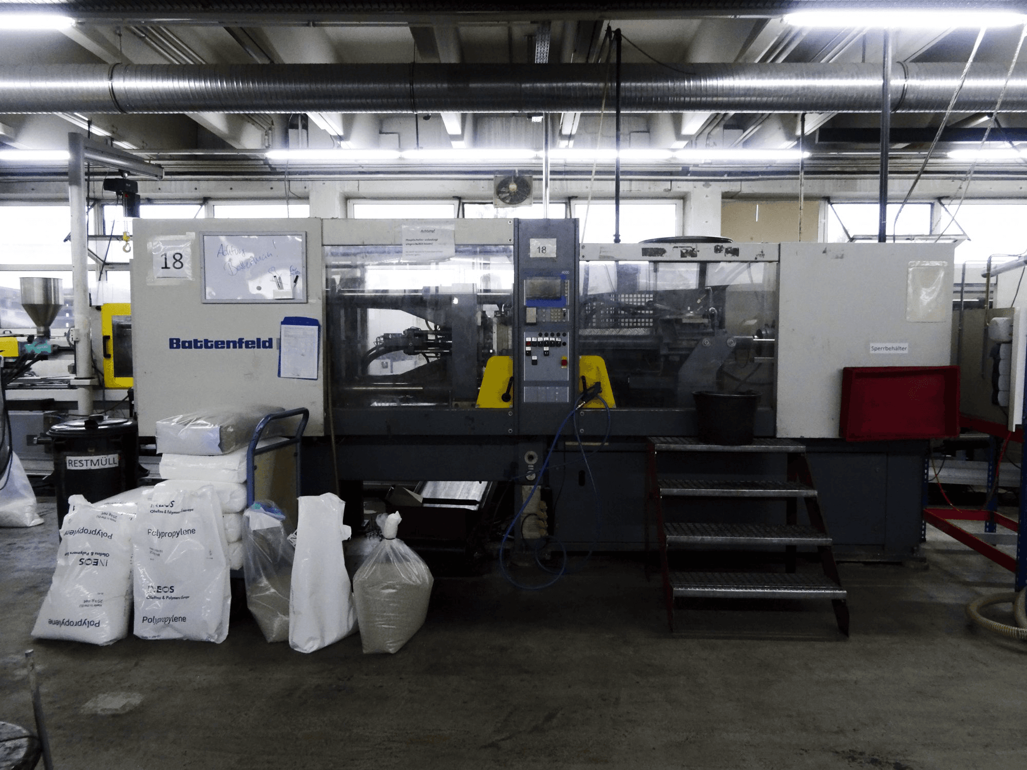 Vista frontal de la máquina Battenfeld BA 1500/630 BK