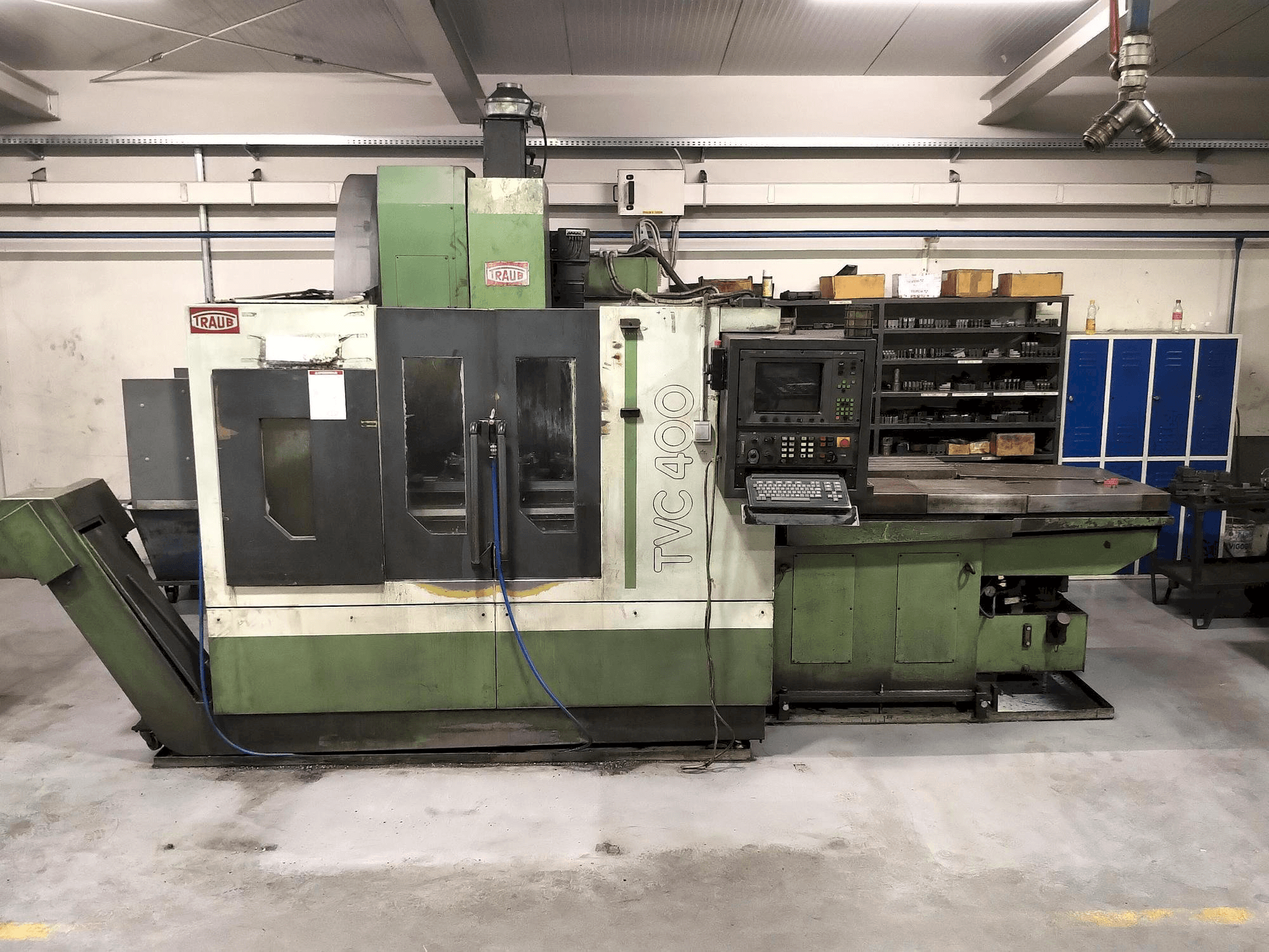 Vista frontal de la máquina TRAUB TVC 400 P