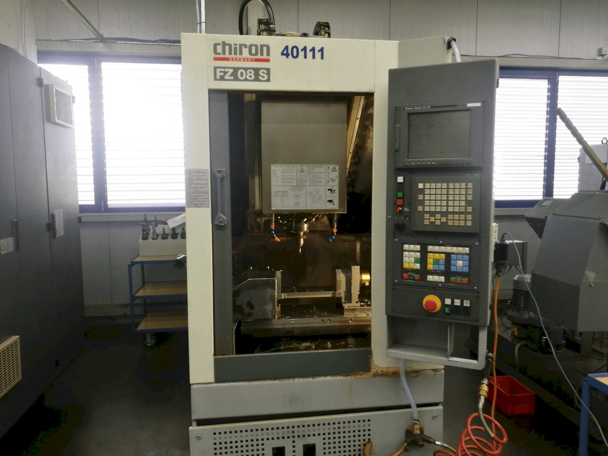 Vista frontal de la máquina CHIRON FZ08S
