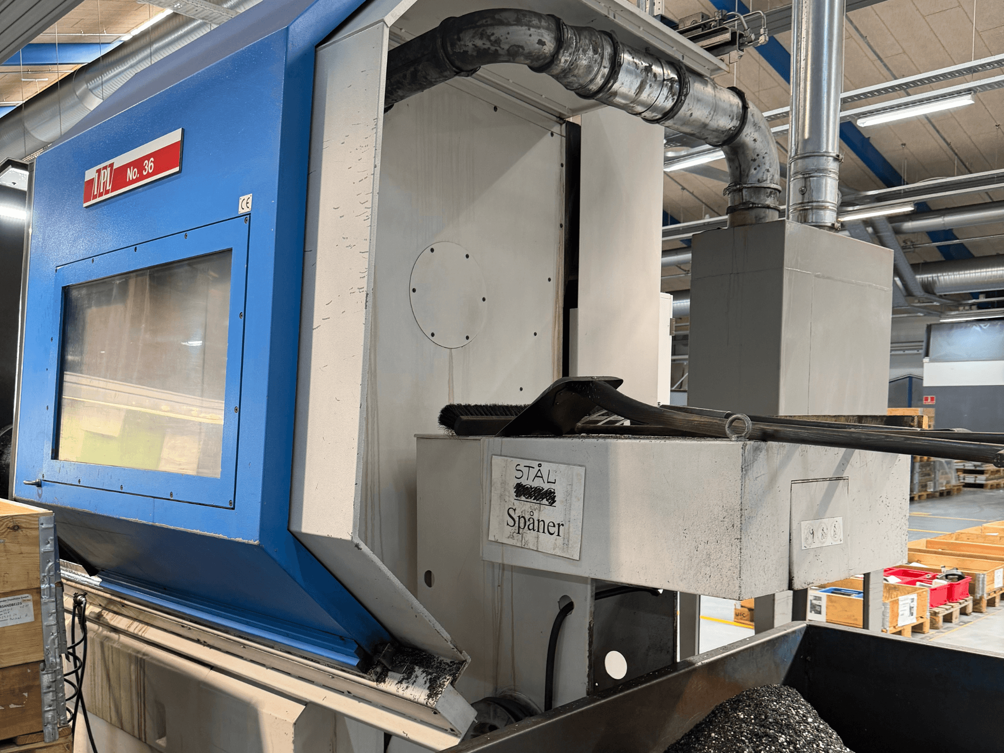 Máquina de torneado horizontal, BOEHRINGER VDF 400 CM, vista lateral mostrando el panel de control y la zona de recogida de material.