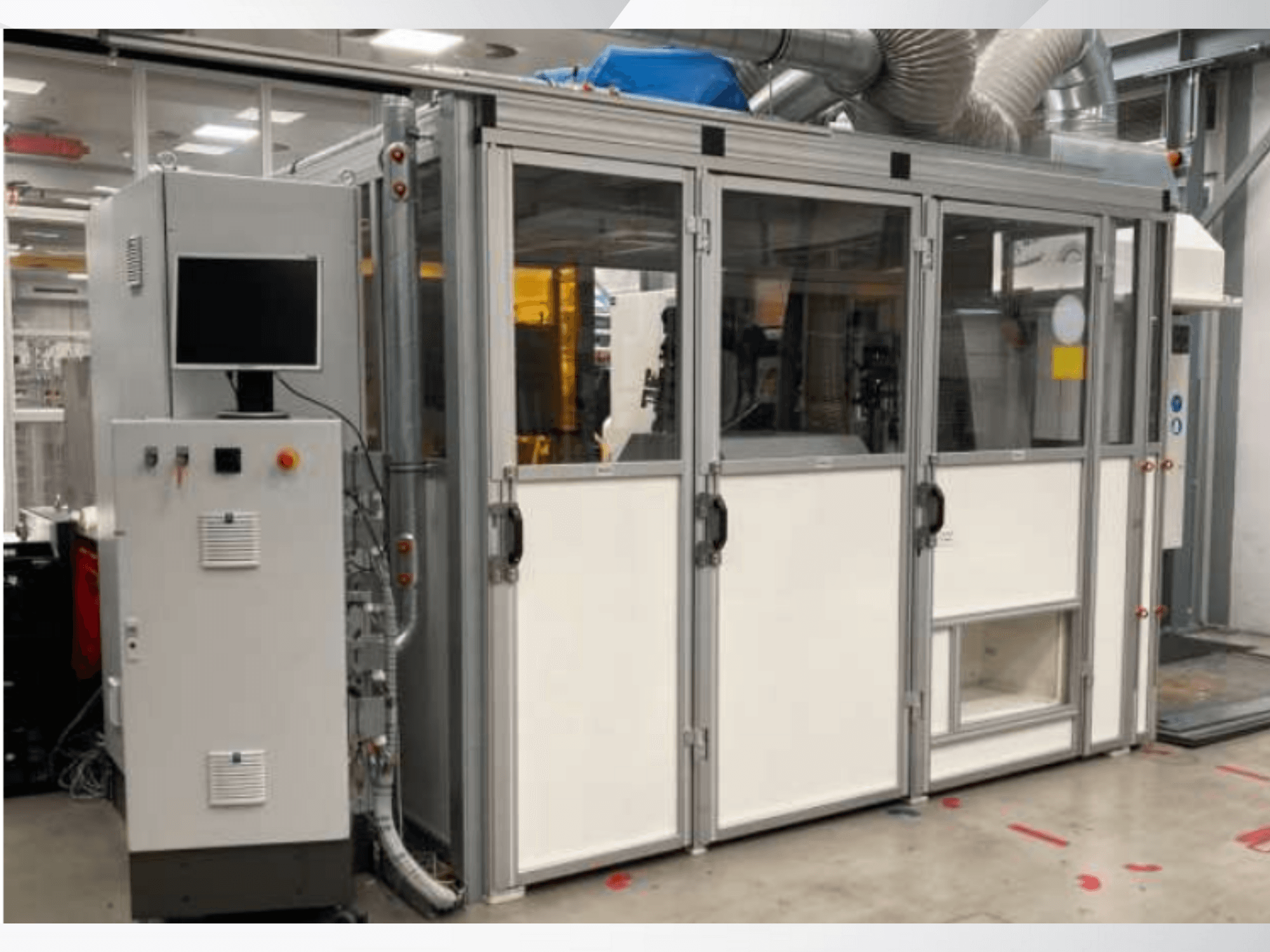 Máquina industrial con panel de control, vista frontal; presenta puertas de cristal, conductos de ventilación y cableado visible.