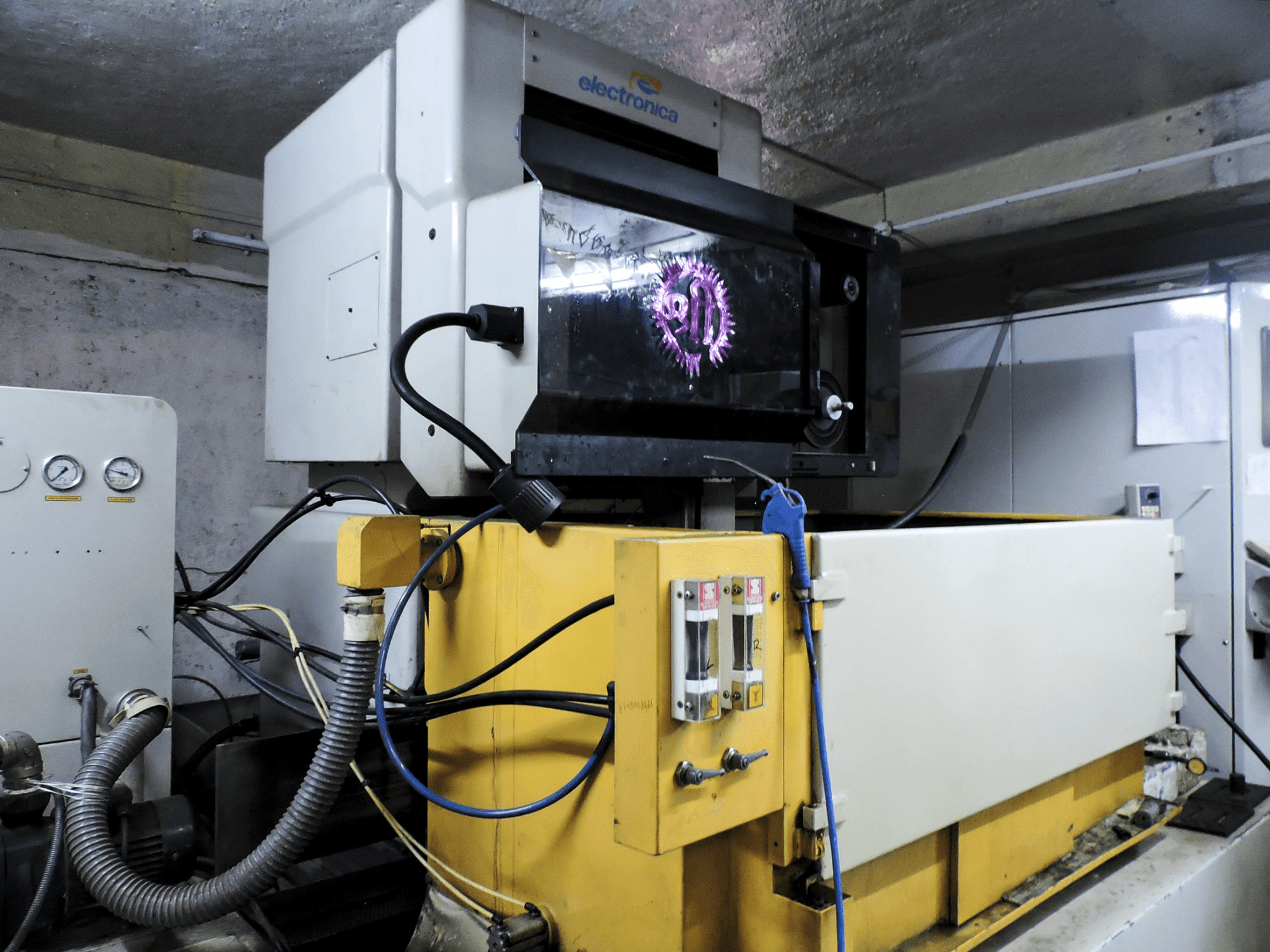 Vista izquierda de la máquina Electronica Ultracut S2