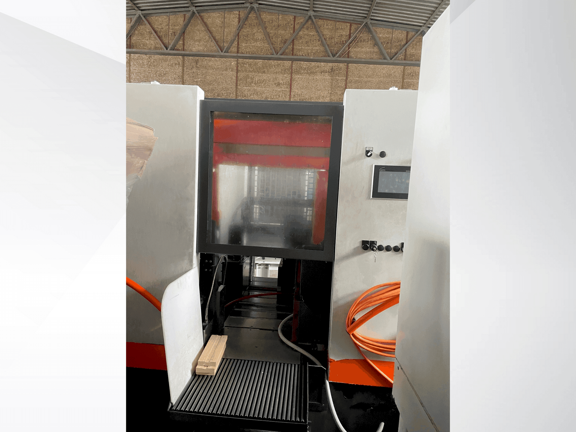 Vista frontal de la máquina KASTO WIN A4.6