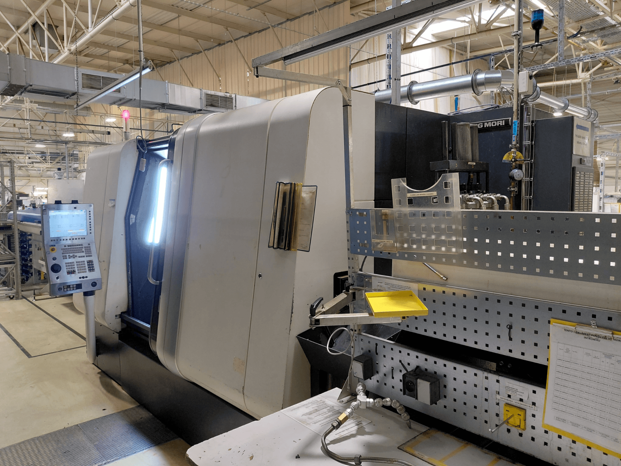 Máquina de torneado multihusillo DMG MORI Sprint 65 linear, vista frontal, mostrando el panel de control y las características de la máquina.