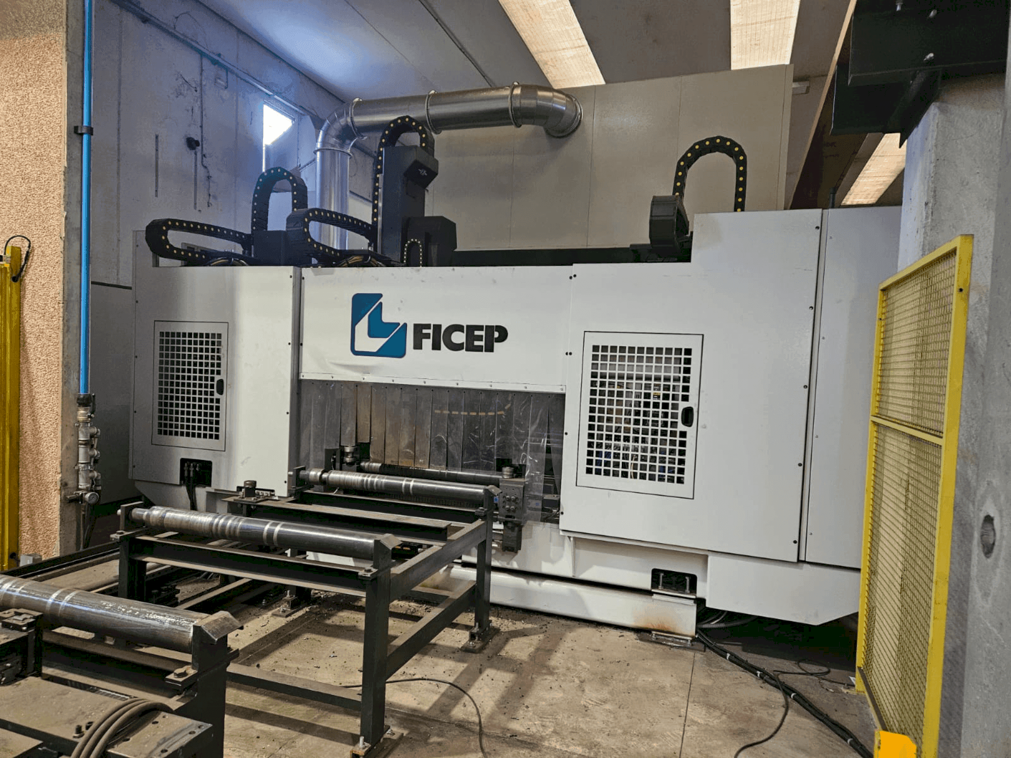 Vista frontal de la máquina FICEP VALIANT 1004 VLFRC