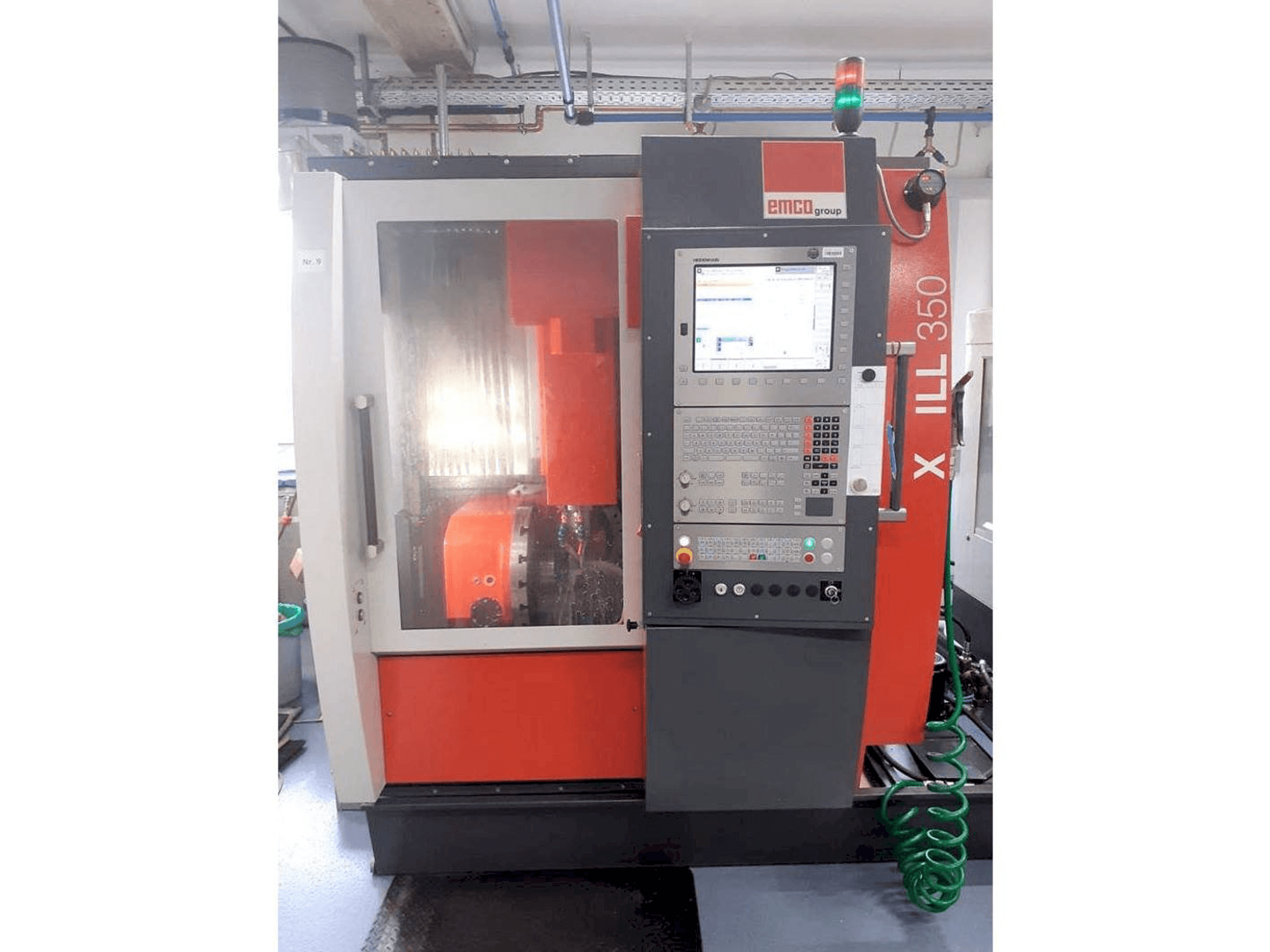 Vista frontal de la máquina EMCO Maxxmill 350