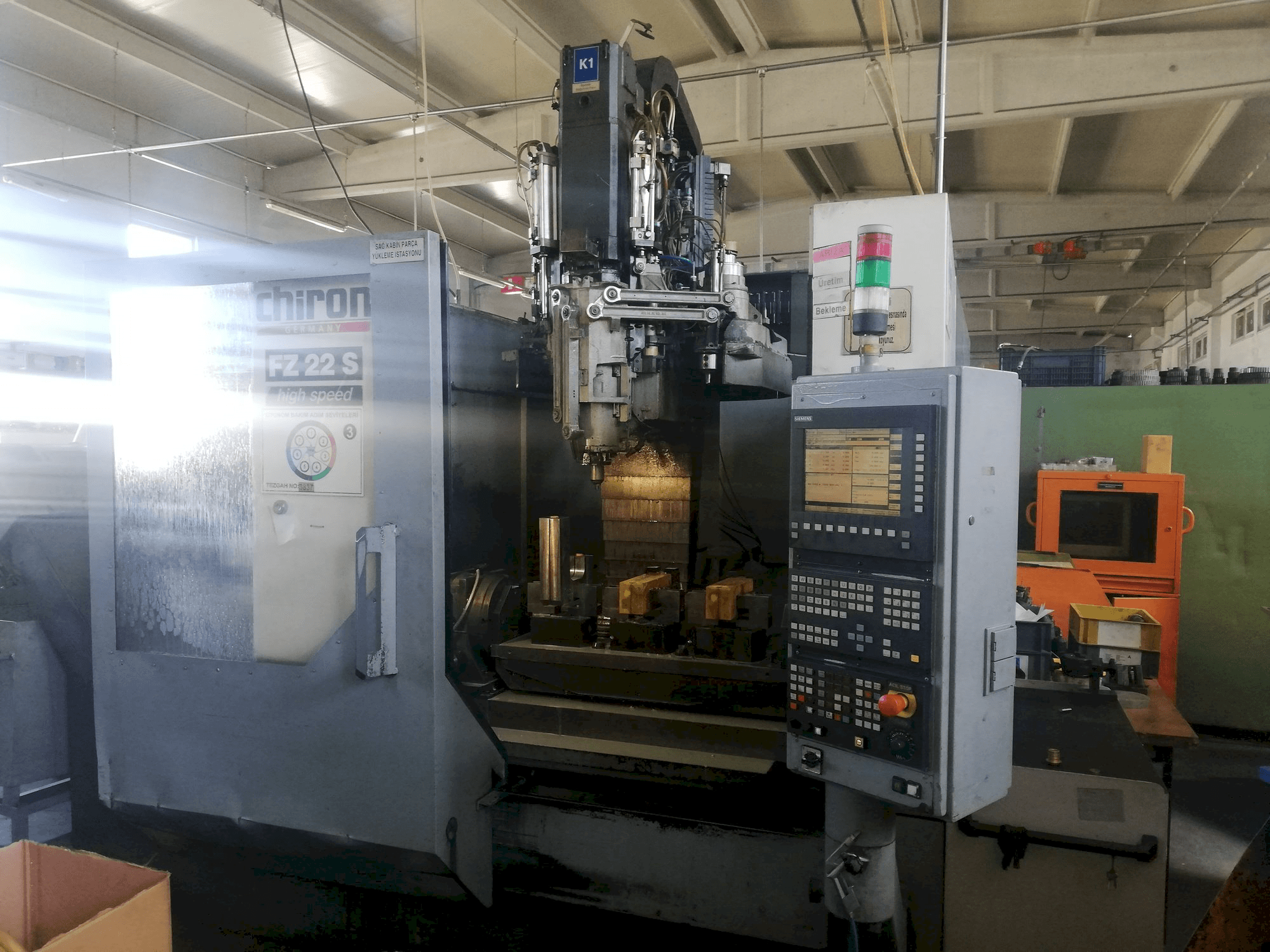 Vista frontal de la máquina CHIRON FZ 22 S