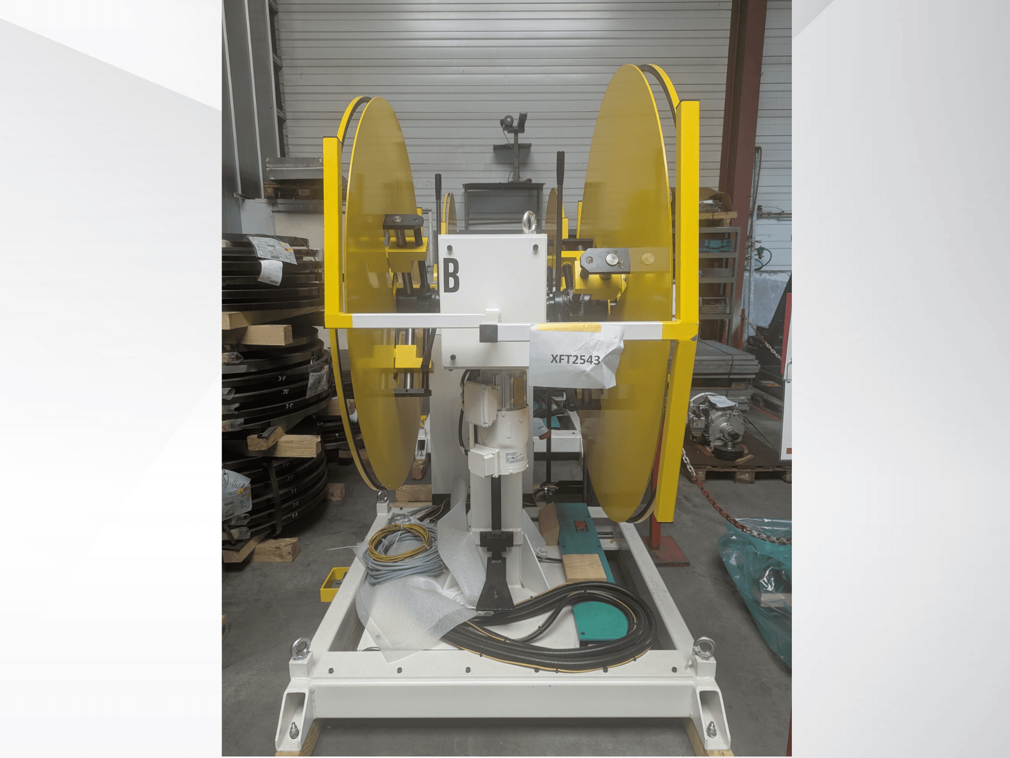 Hojas de sierra circular amarillas montadas sobre una base de máquina blanca, vista frontal; modelo XFT2543, con cableado y componentes visibles.