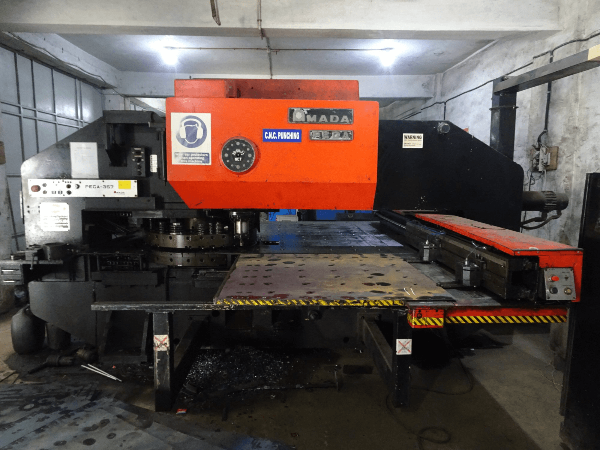 Vista frontal de la máquina AMADA PEGA 357