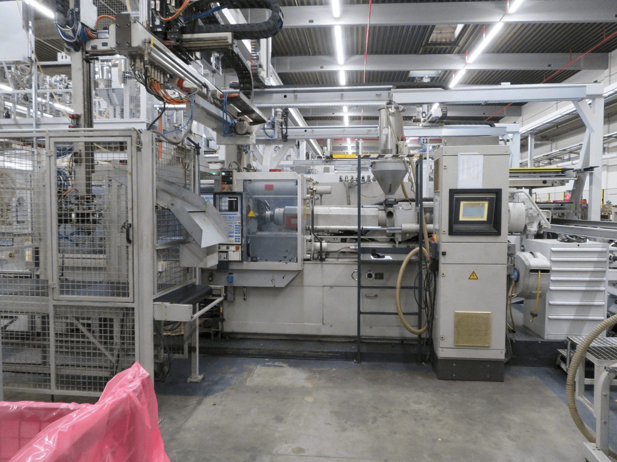 Vista frontal de la máquina Krauss Maffei 200-1400 C2