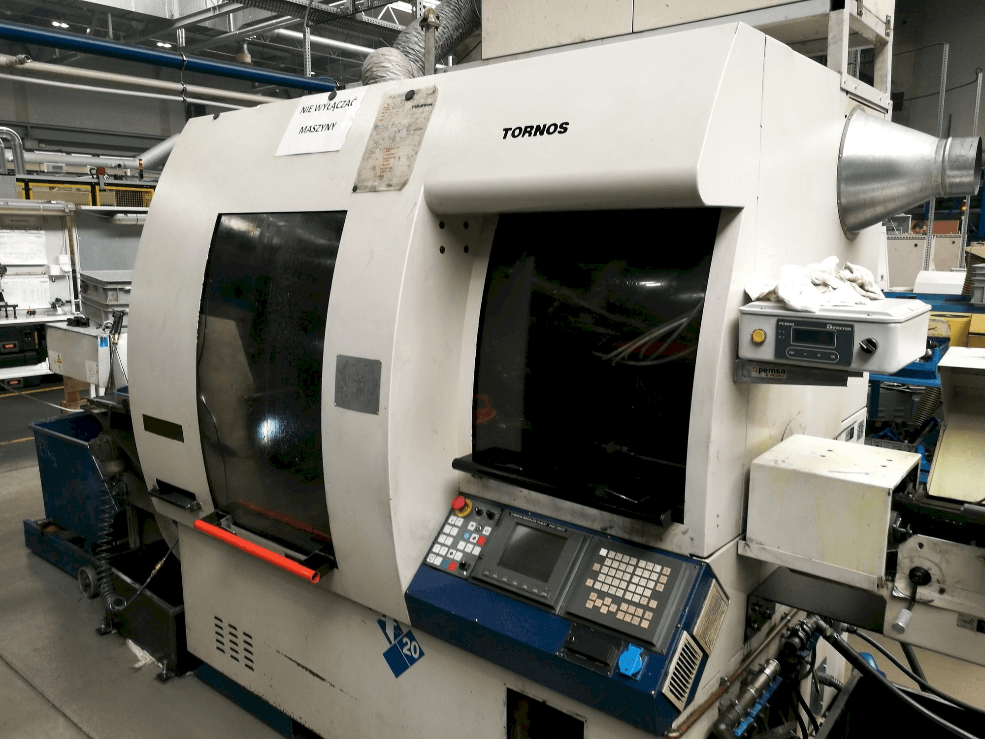 Vista frontal de la máquina Tornos Deco-2000/20