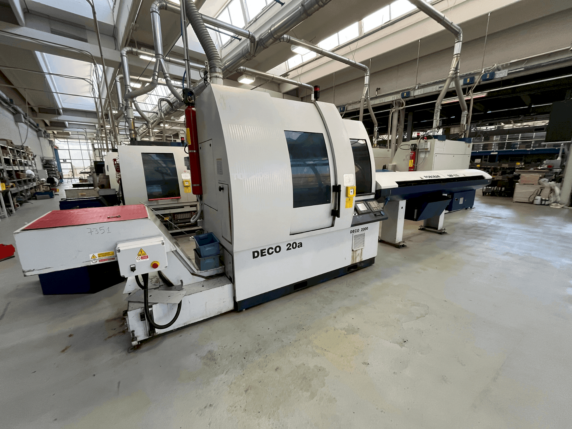 Vista frontal de la máquina TORNOS DECO 20A