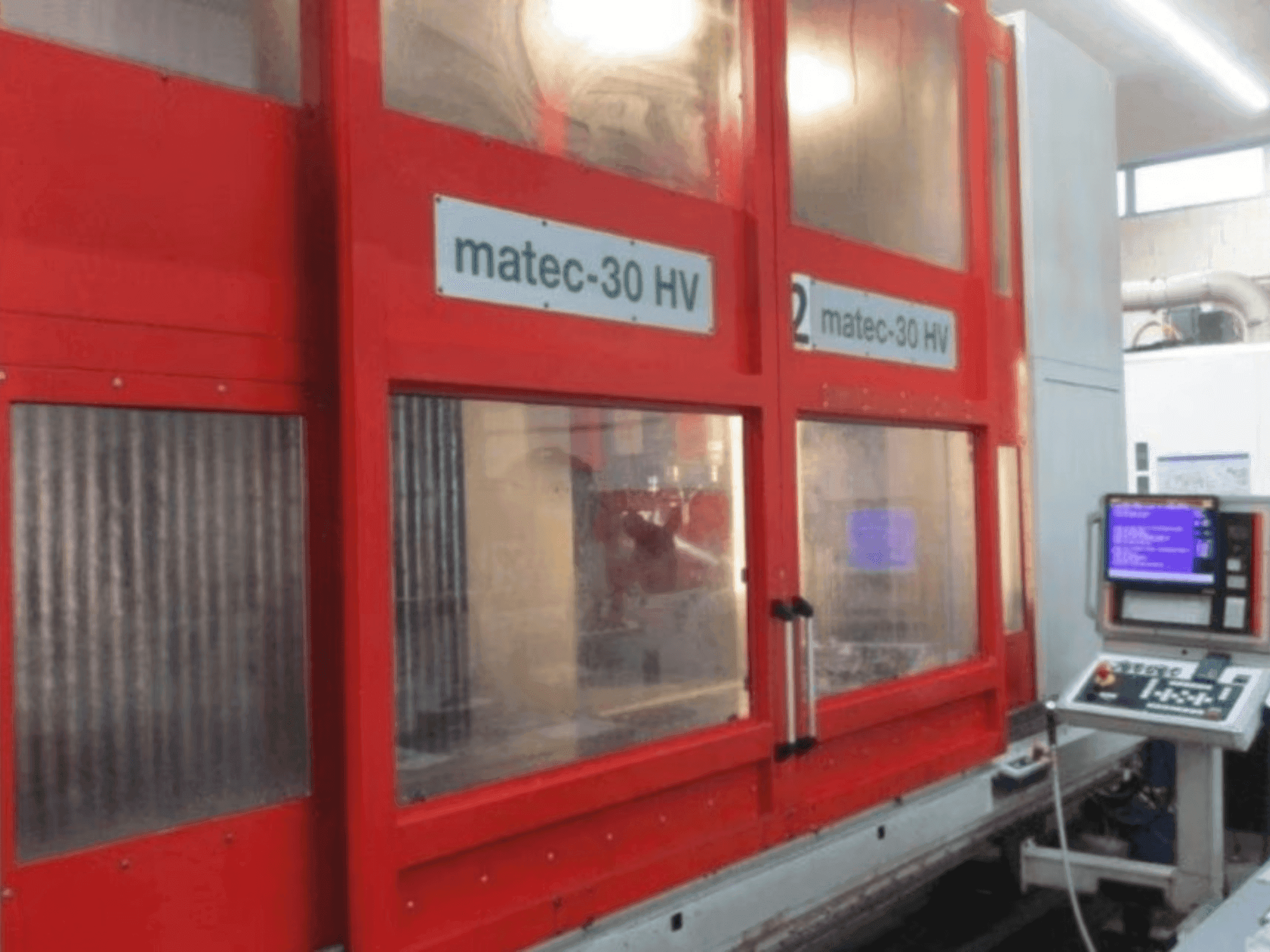 Vista frontal de la máquina Matec 30 HV CNC