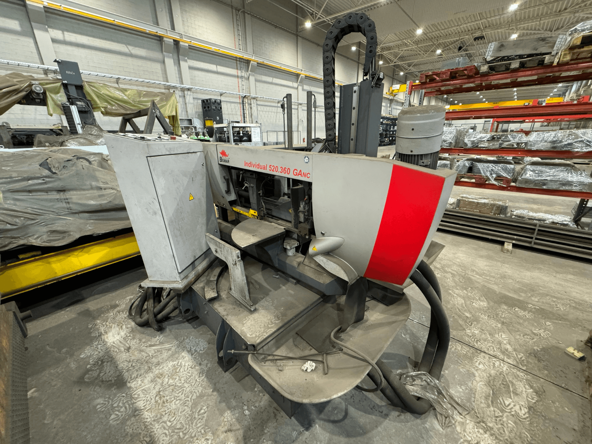 Máquina CNC Böhler Individual 520.360 GANC en un taller, vista de frente con los controles y el motor visibles.