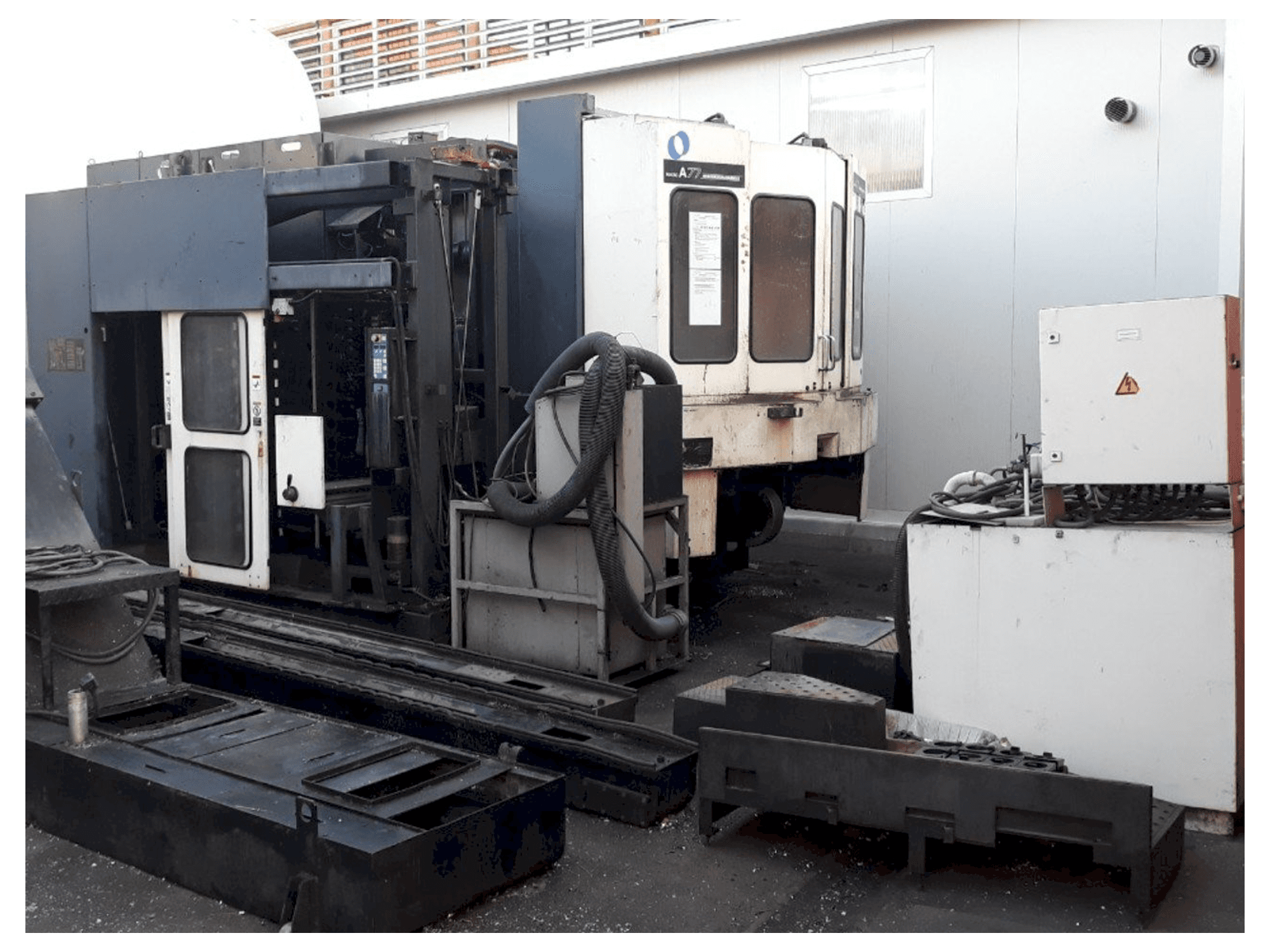 Vista frontal de la máquina Makino A77