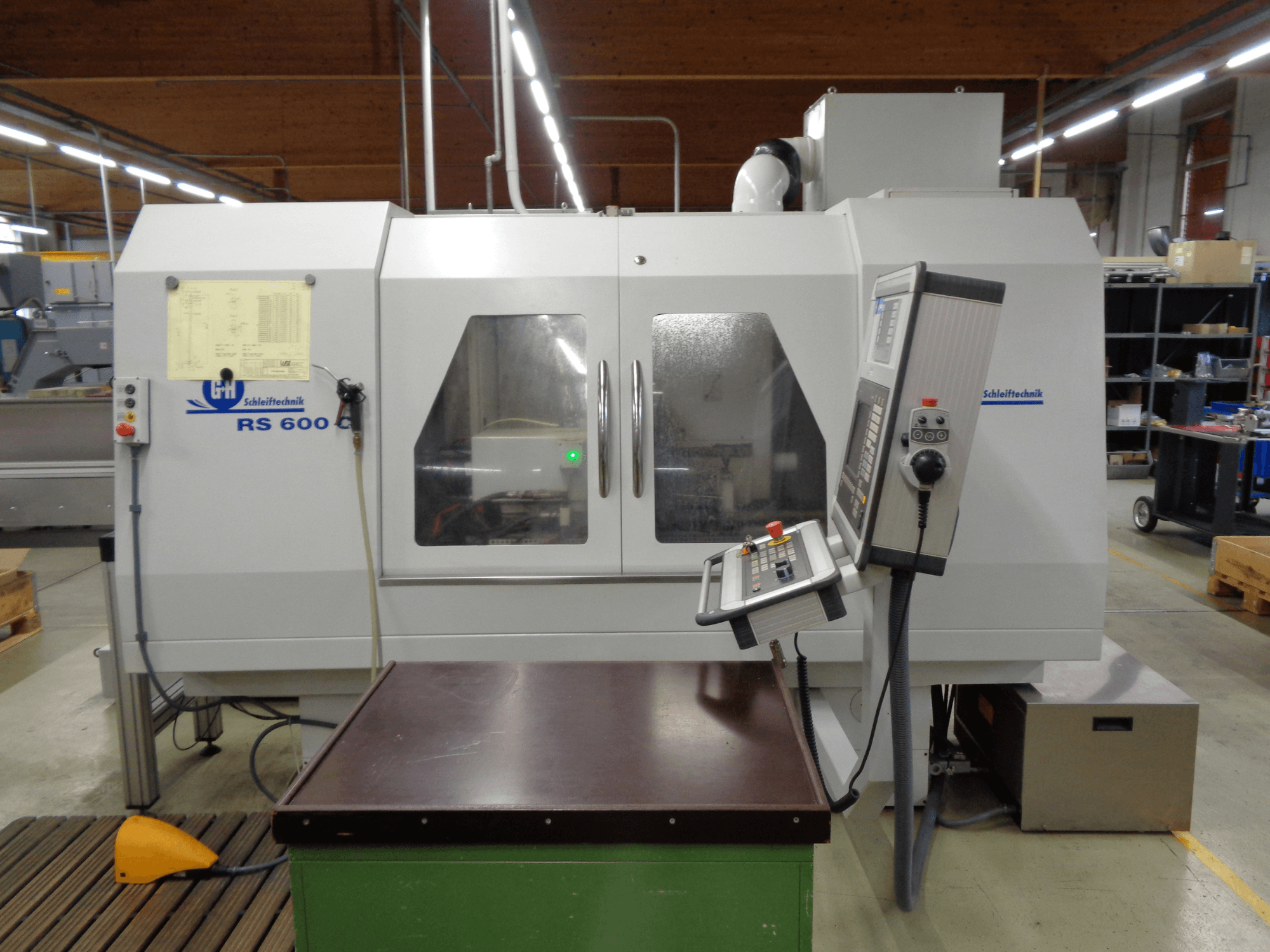 Rectificadora cilíndrica GEIBEL & HOTZ RS 600 C, vista frontal mostrando el panel de control y la mesa de trabajo en un entorno de fábrica.